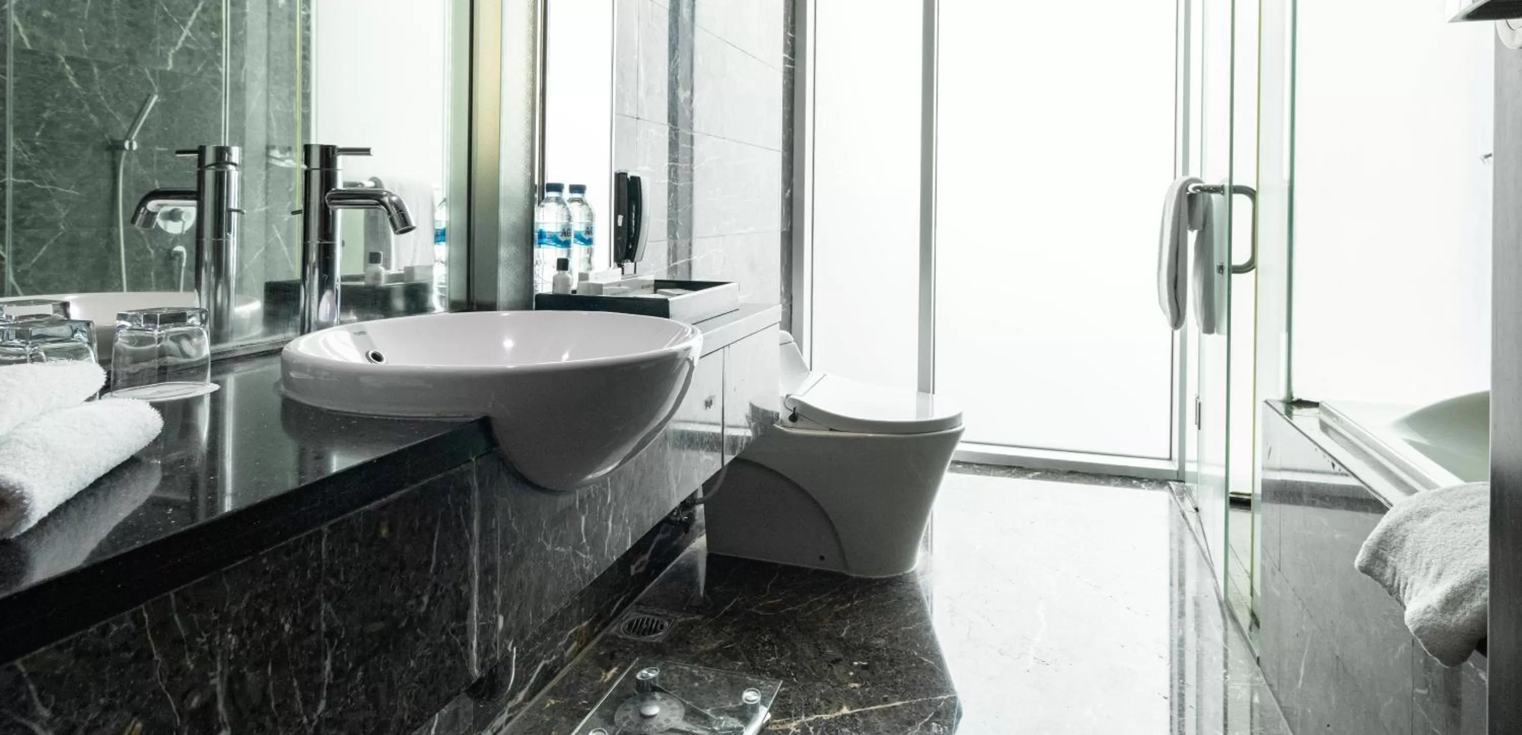 Shower in Cambridge Hotel Medan