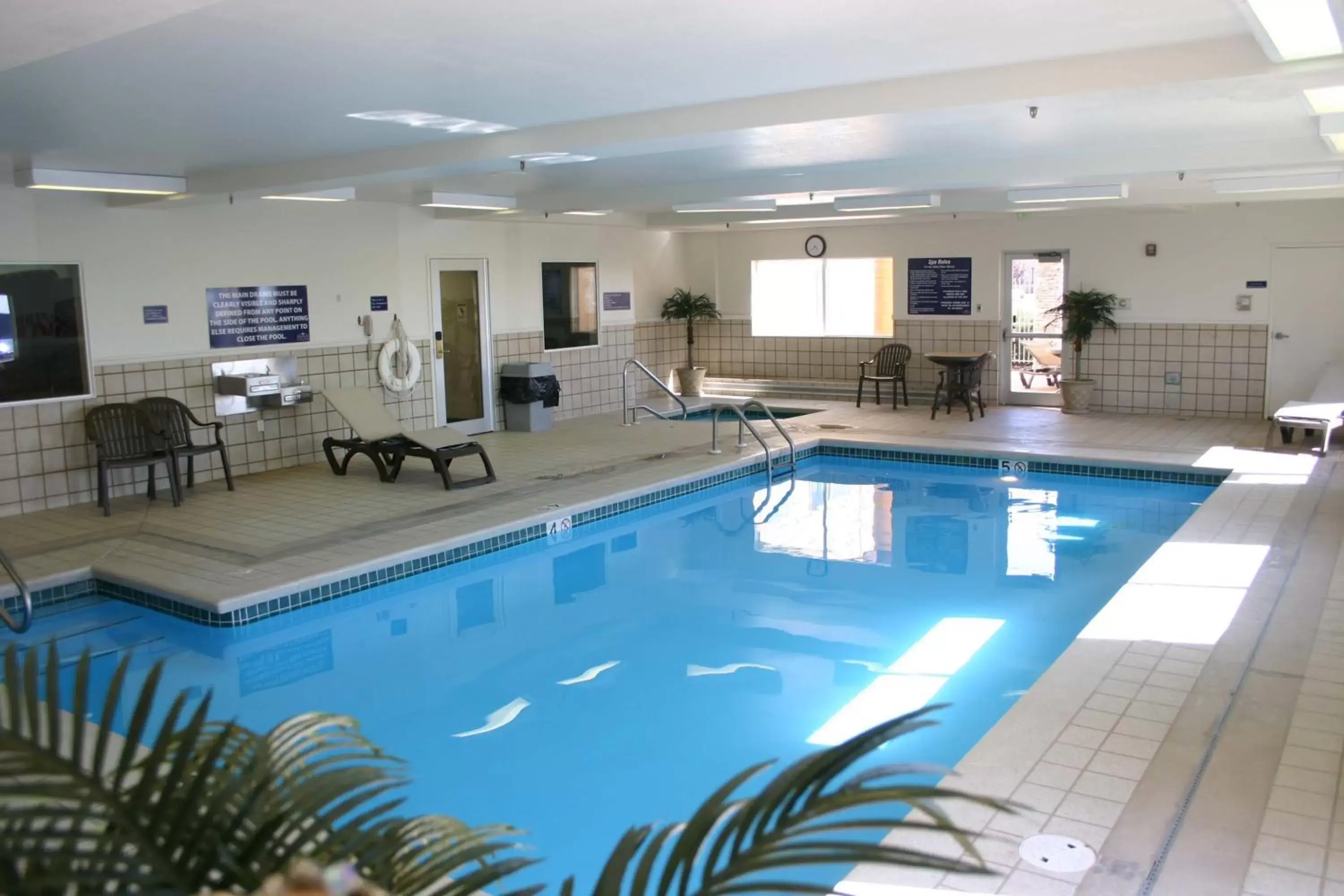 Swimming Pool in Crystal Inn Hotel & Suites - Great Falls