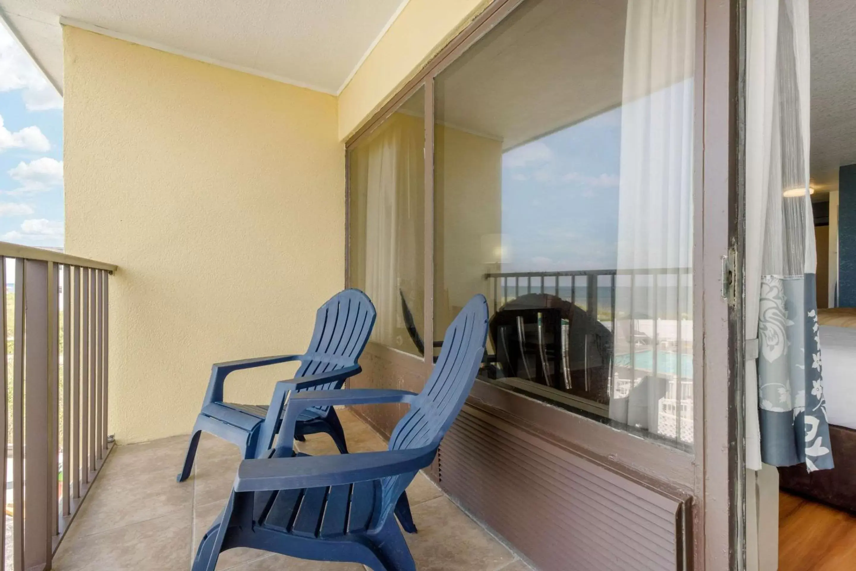 Photo of the whole room, Balcony/Terrace in Quality Inn Carolina Oceanfront