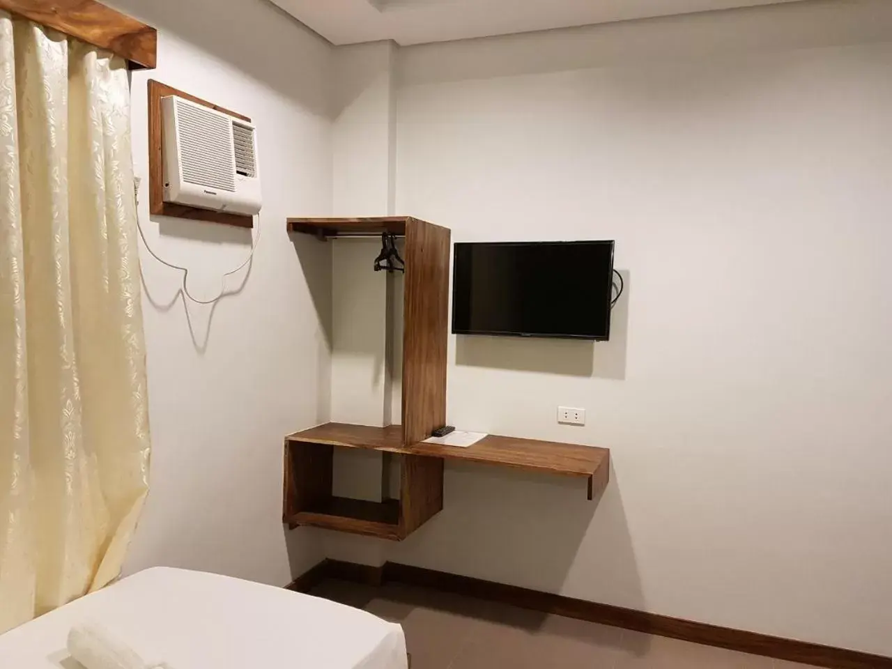 TV/Entertainment Center in Acacia Garden Inn