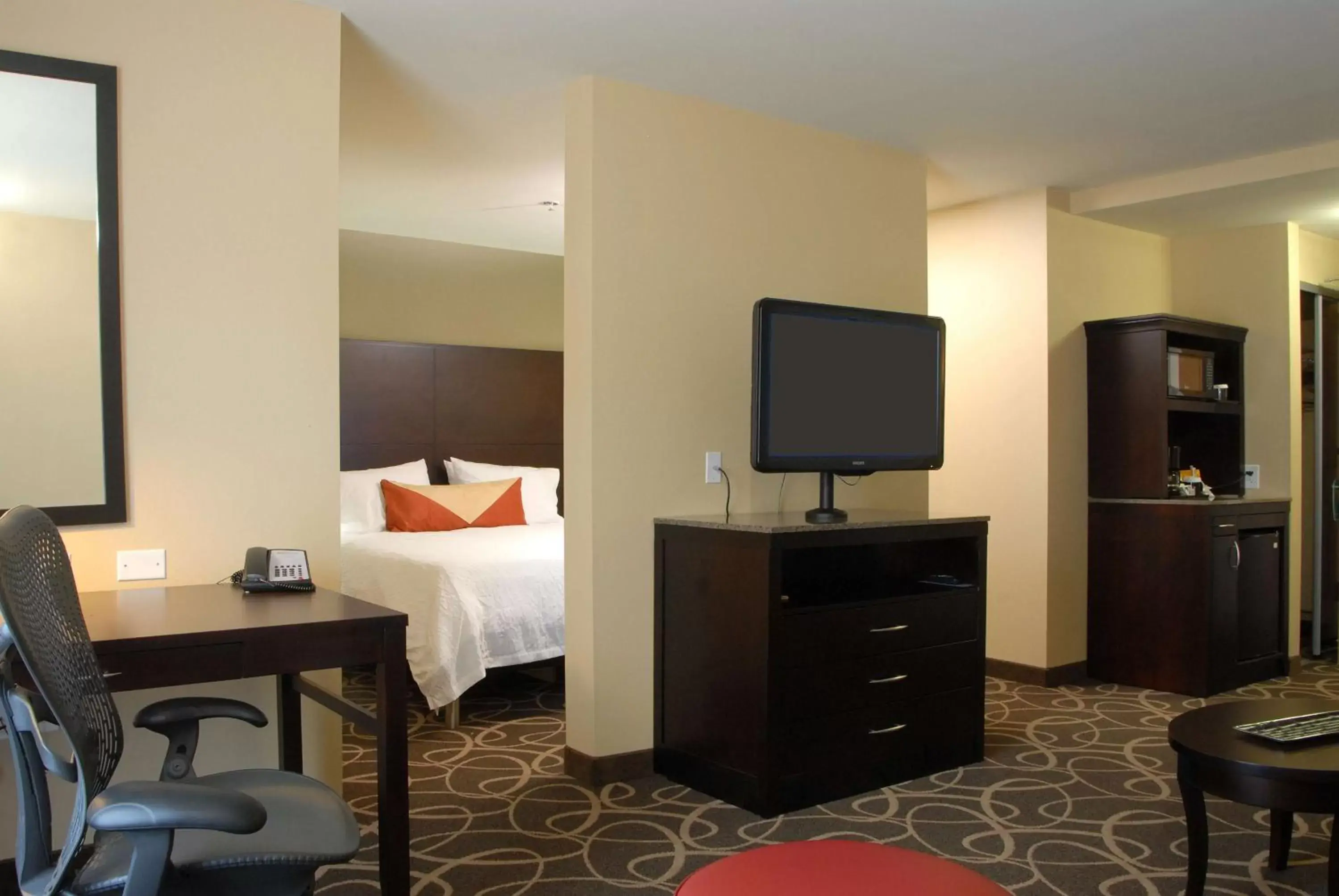 Bed, TV/Entertainment Center in Hilton Garden Inn Atlanta/Peachtree City