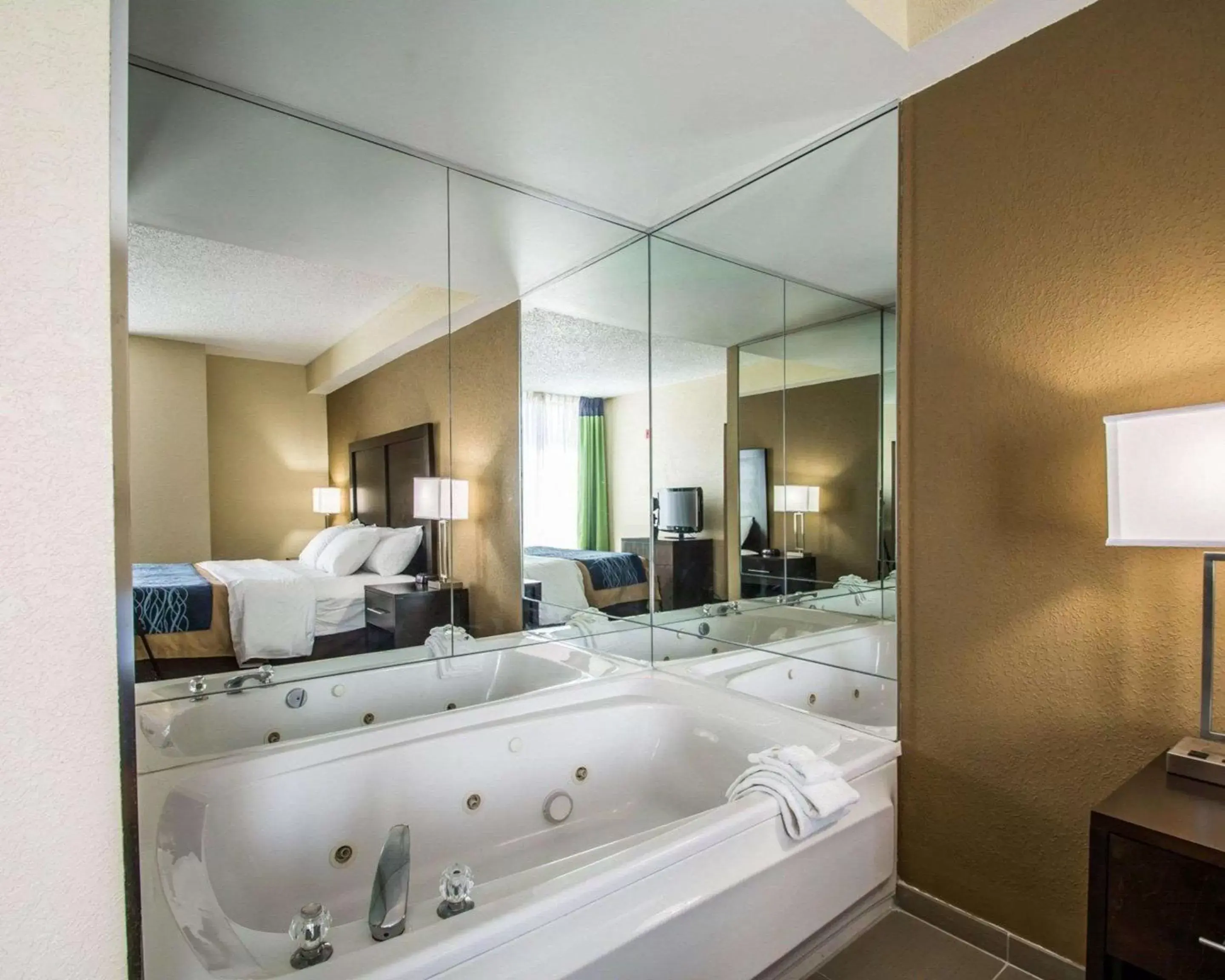 Photo of the whole room, Bathroom in Comfort Inn & Suites - Lantana - West Palm Beach South