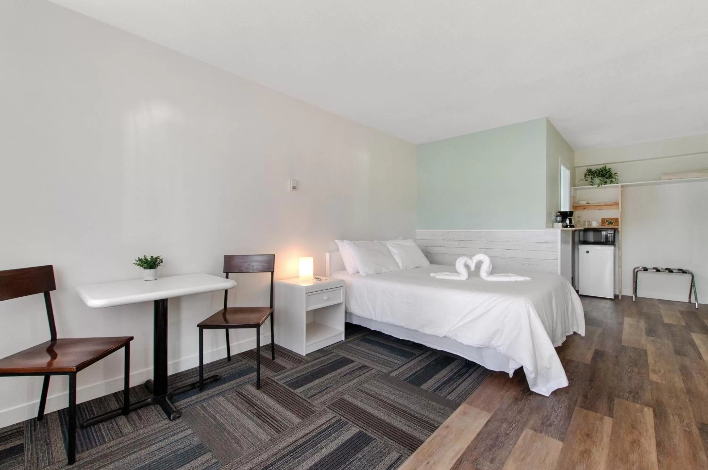 Queen Room in Okanagan Lakefront Resort