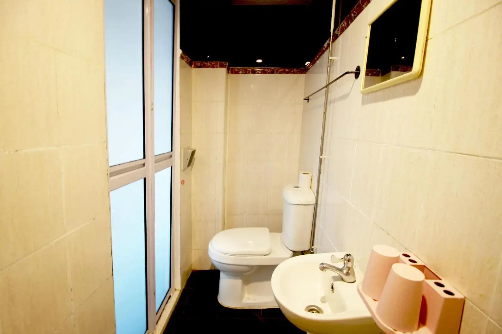 Bathroom in Aliwal Park Hotel