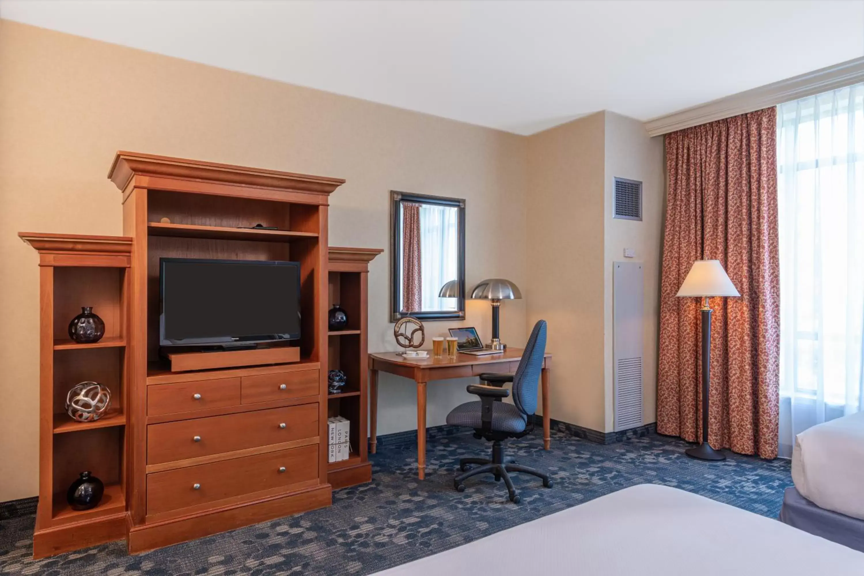 Bed, TV/Entertainment Center in Southbridge Hotel and Conference Center