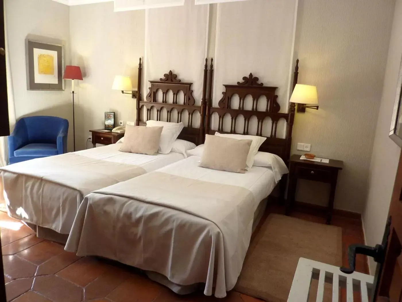 Photo of the whole room, Bed in Parador de Cuenca