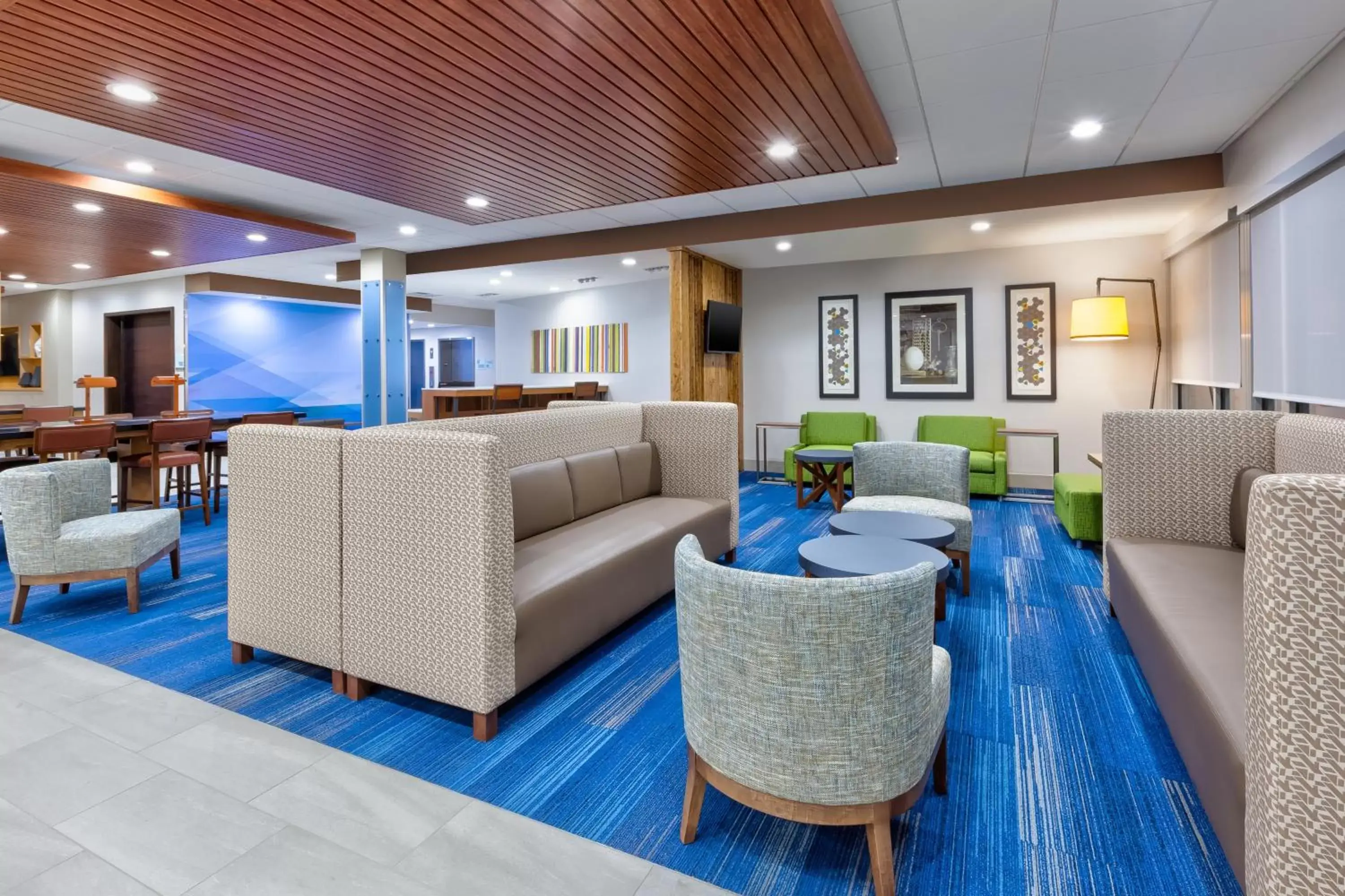 Lobby or reception, Lounge/Bar in Holiday Inn Express & Suites - Wooster, an IHG Hotel