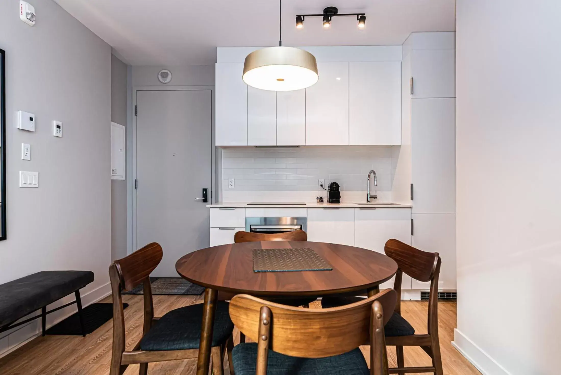 Living room, Kitchen/Kitchenette in WRFY Griffintown Apartment
