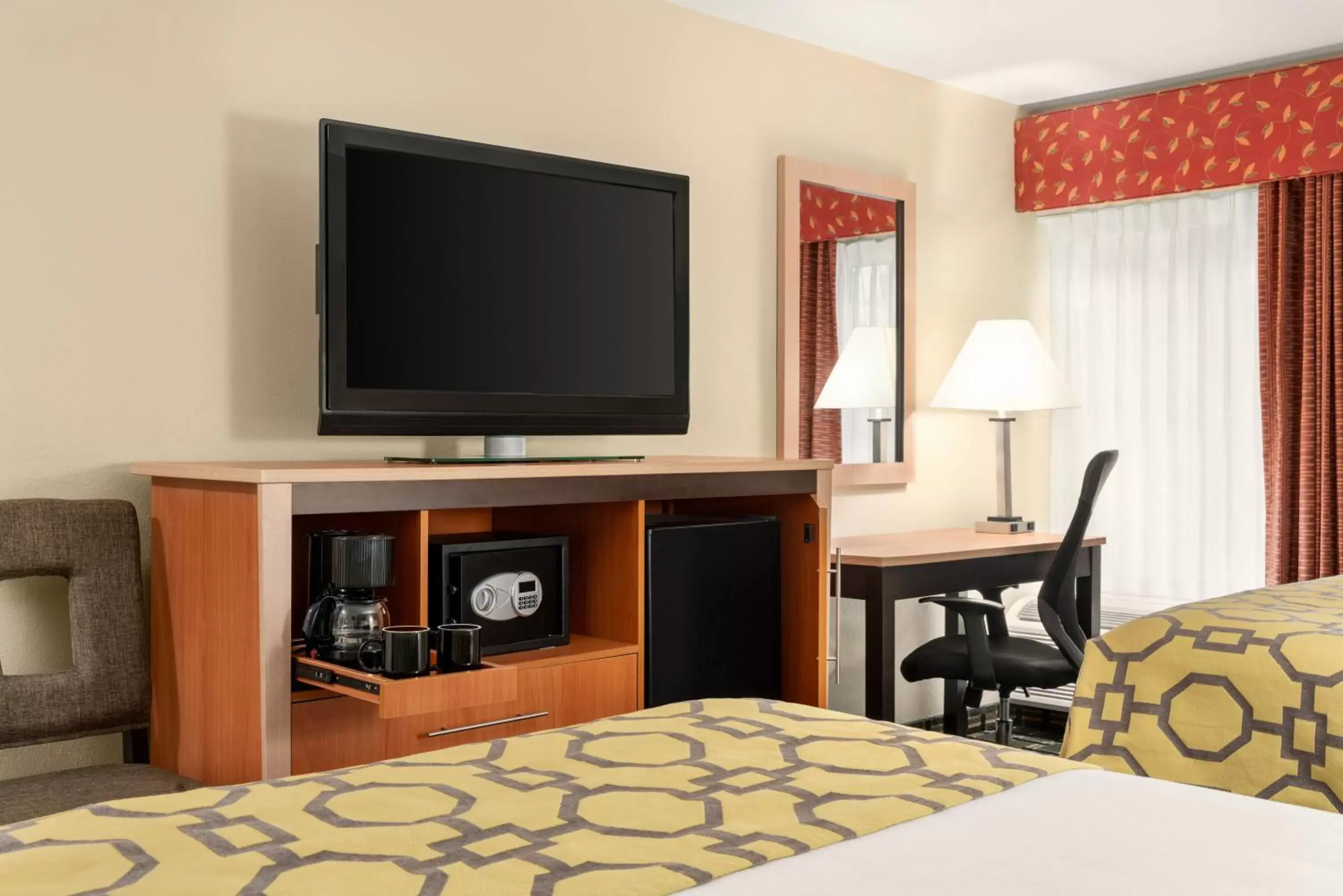 Bed, TV/Entertainment Center in Baymont by Wyndham North Dartmouth