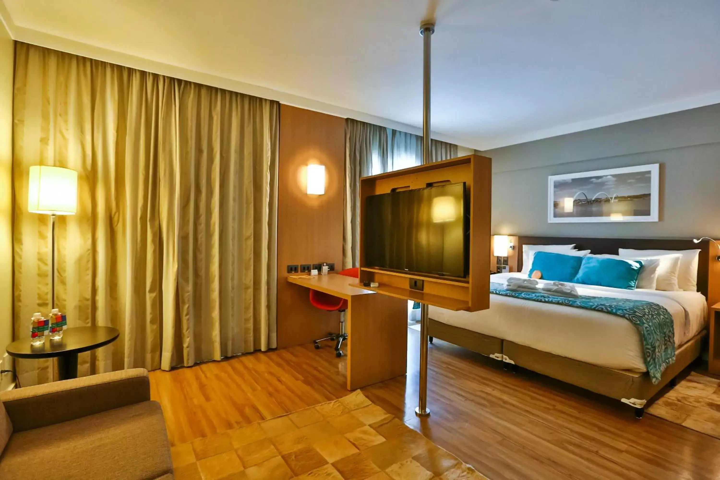 TV and multimedia, TV/Entertainment Center in Quality Hotel & Suites Brasília