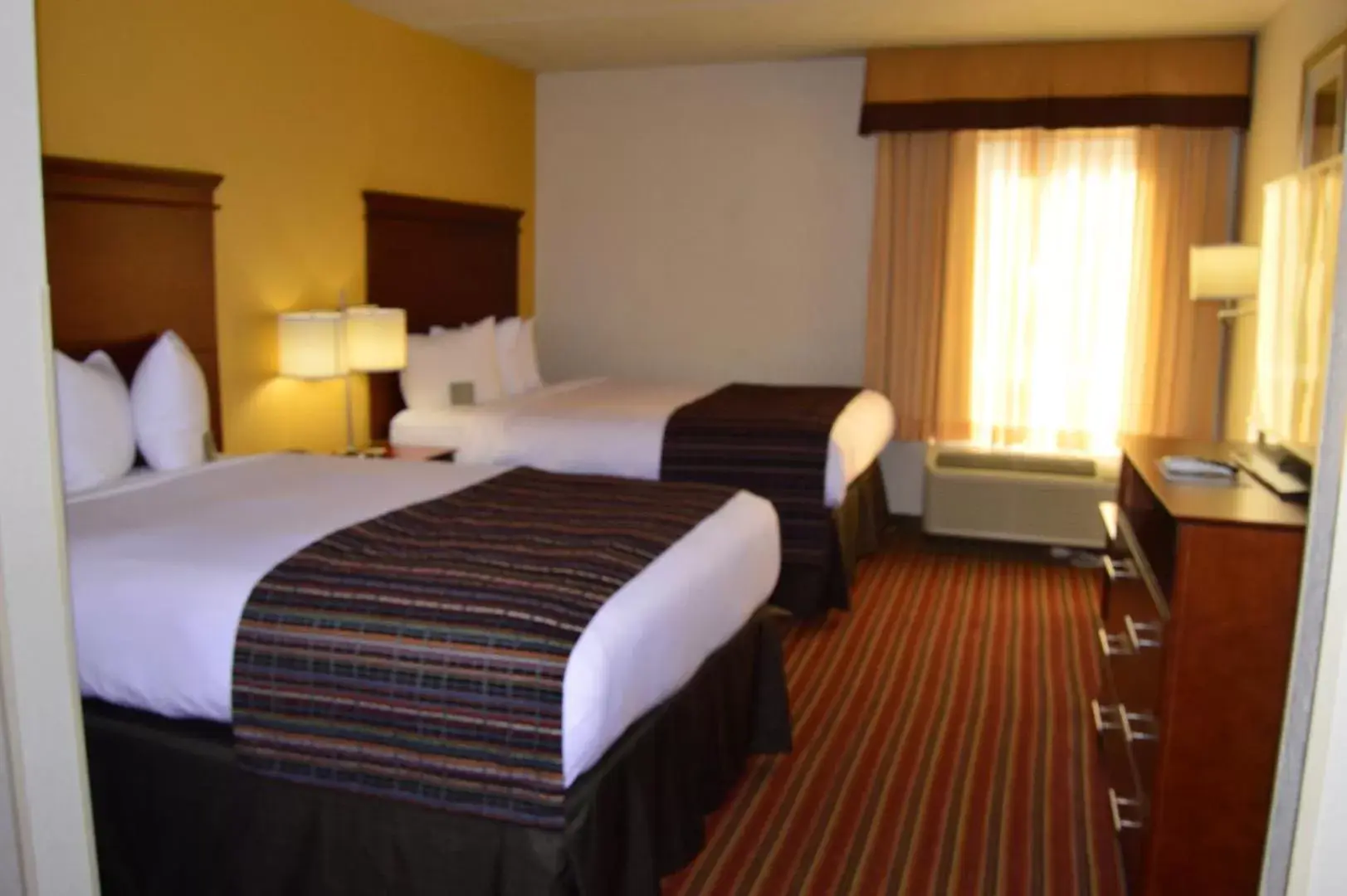 Bed in Country Inn & Suites by Radisson, Alpharetta, GA