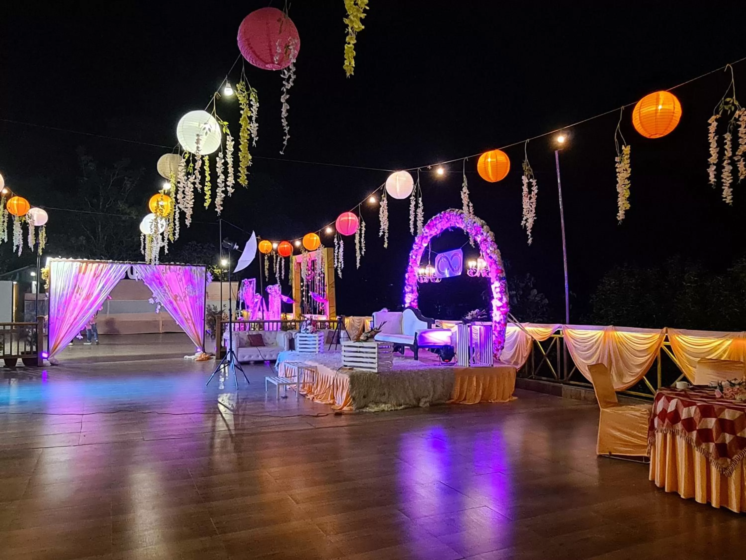 Restaurant/places to eat in Hotel Rajpur Heights