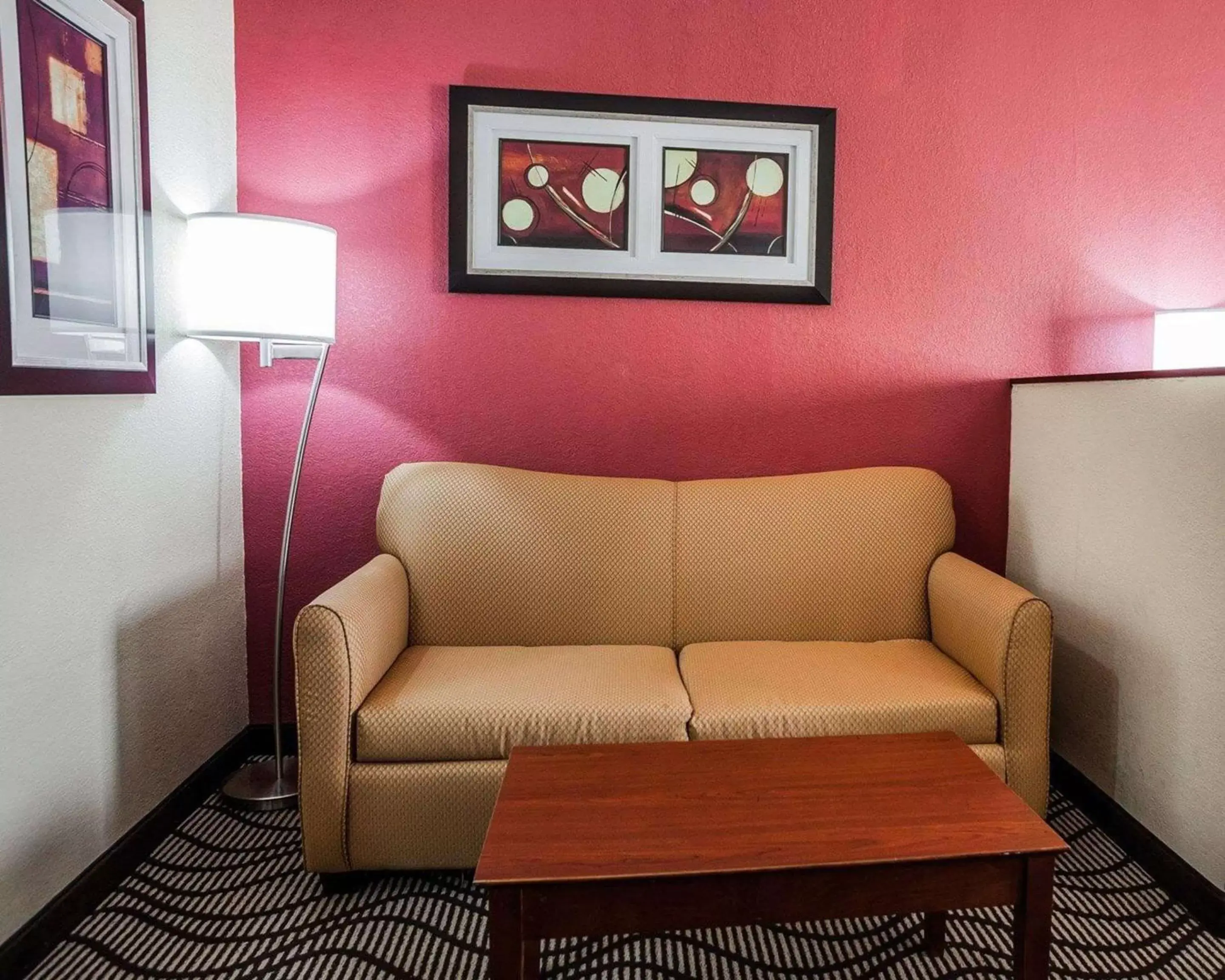 Photo of the whole room, Seating Area in Quality Inn & Suites Altoona - Des Moines