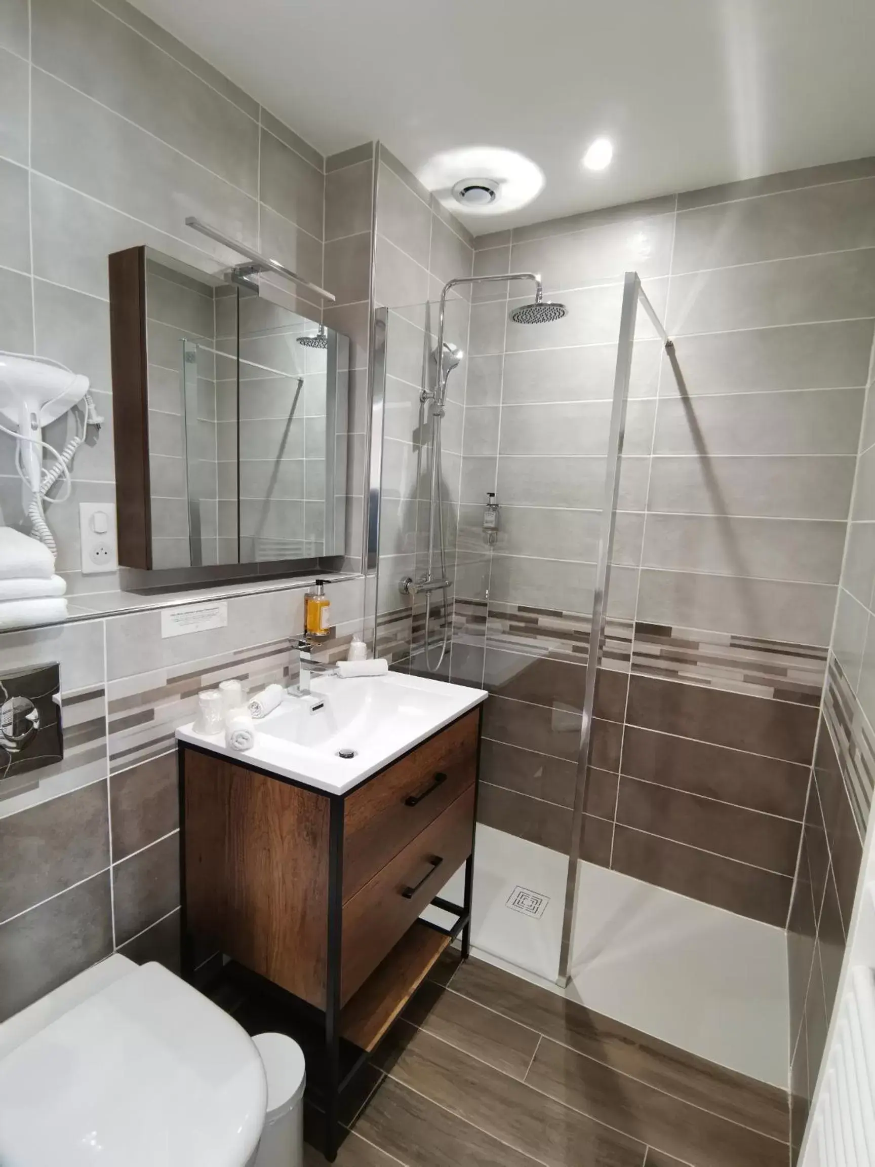 Property building, Bathroom in Logis Hotel Le Cerf