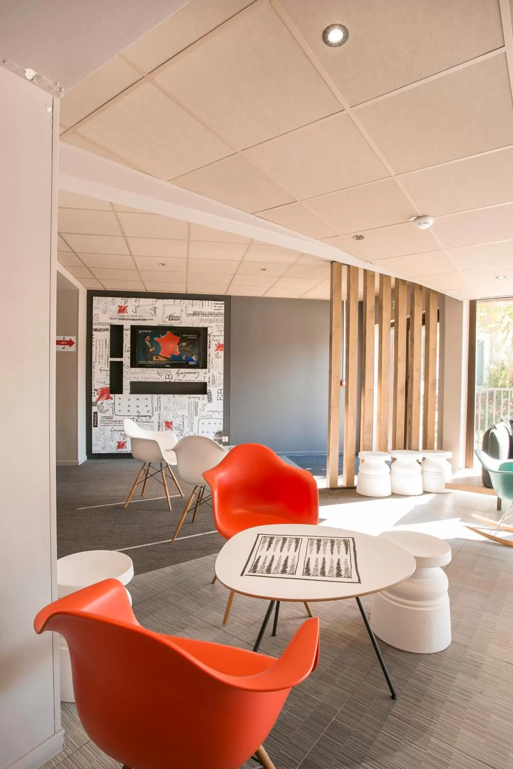 Lobby or reception in ibis Avignon Sud