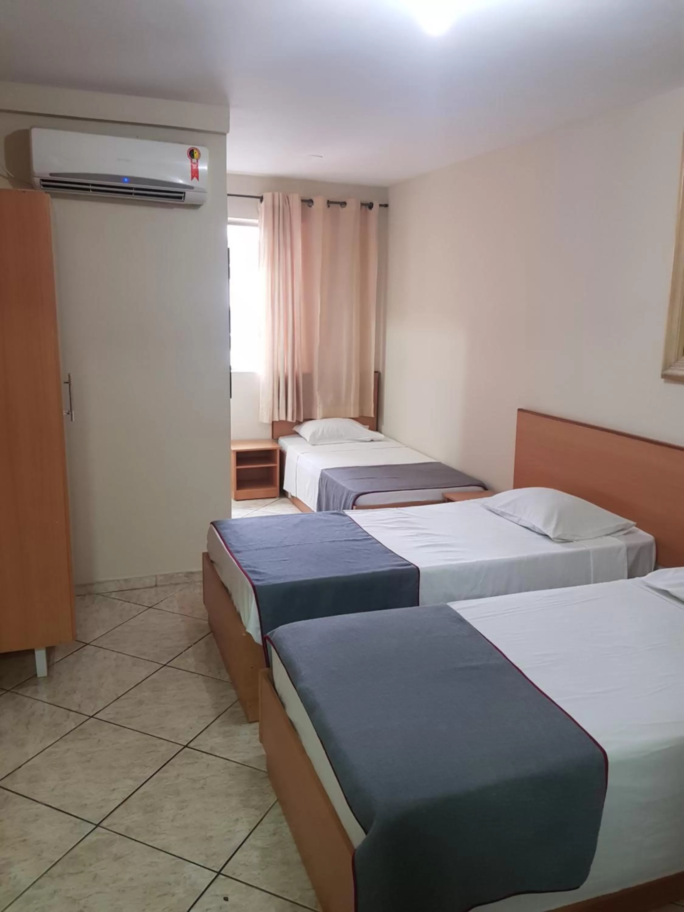 Bed in San Francisco Plazza Hotel