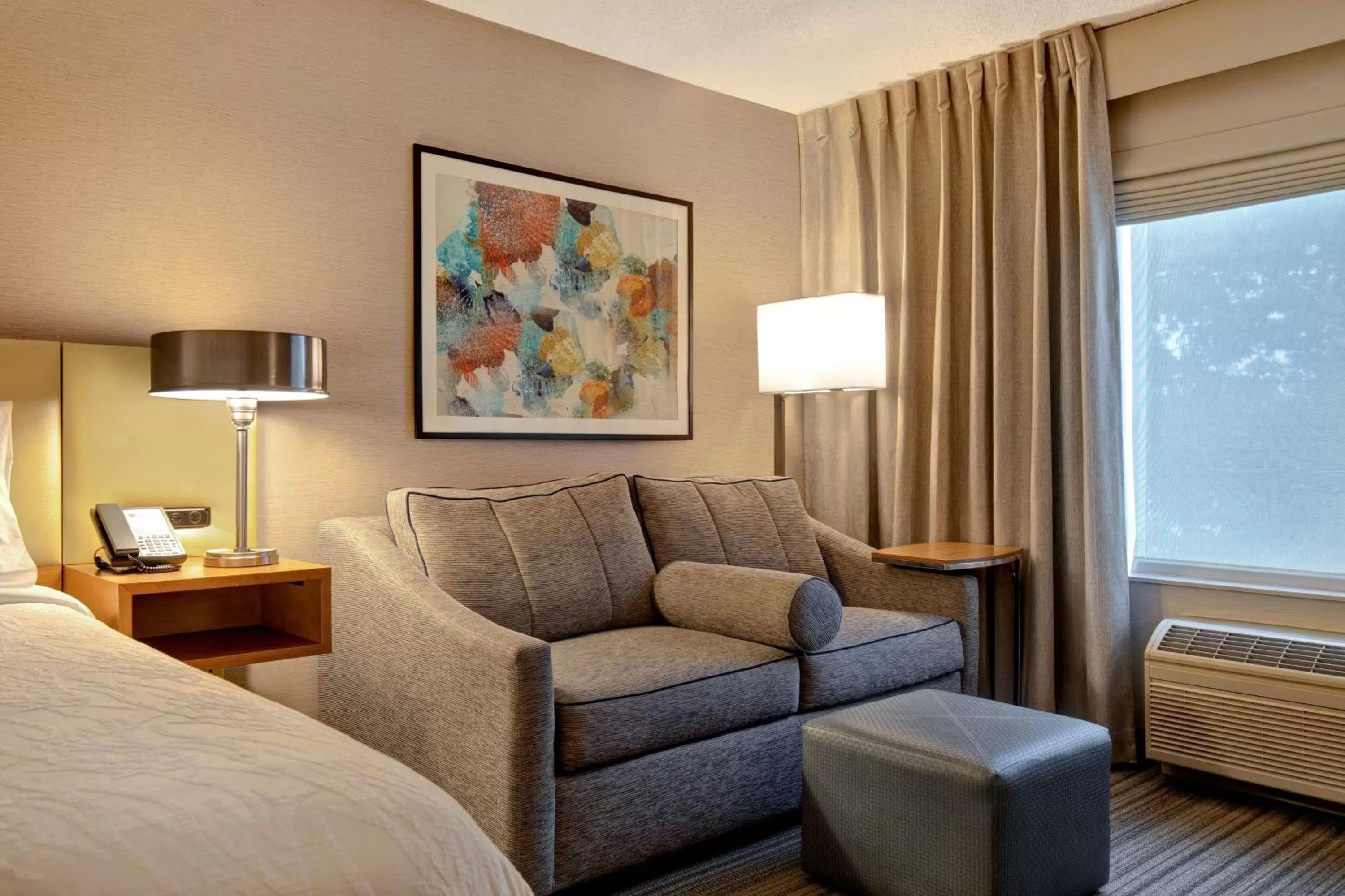 Living room, Bed in Hilton Garden Inn Portland/Beaverton