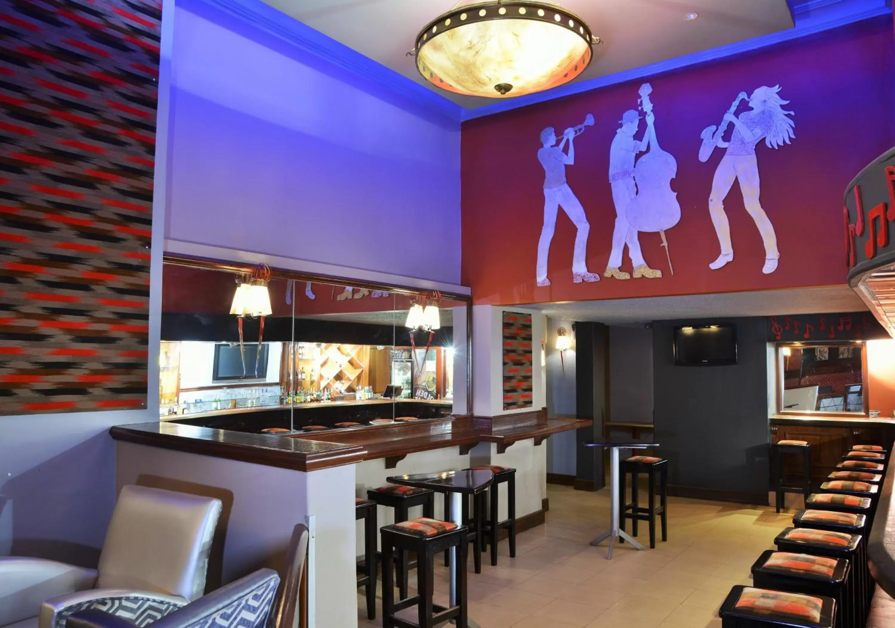 Lounge or bar, Restaurant/Places to Eat in Cresta Jameson Hotel