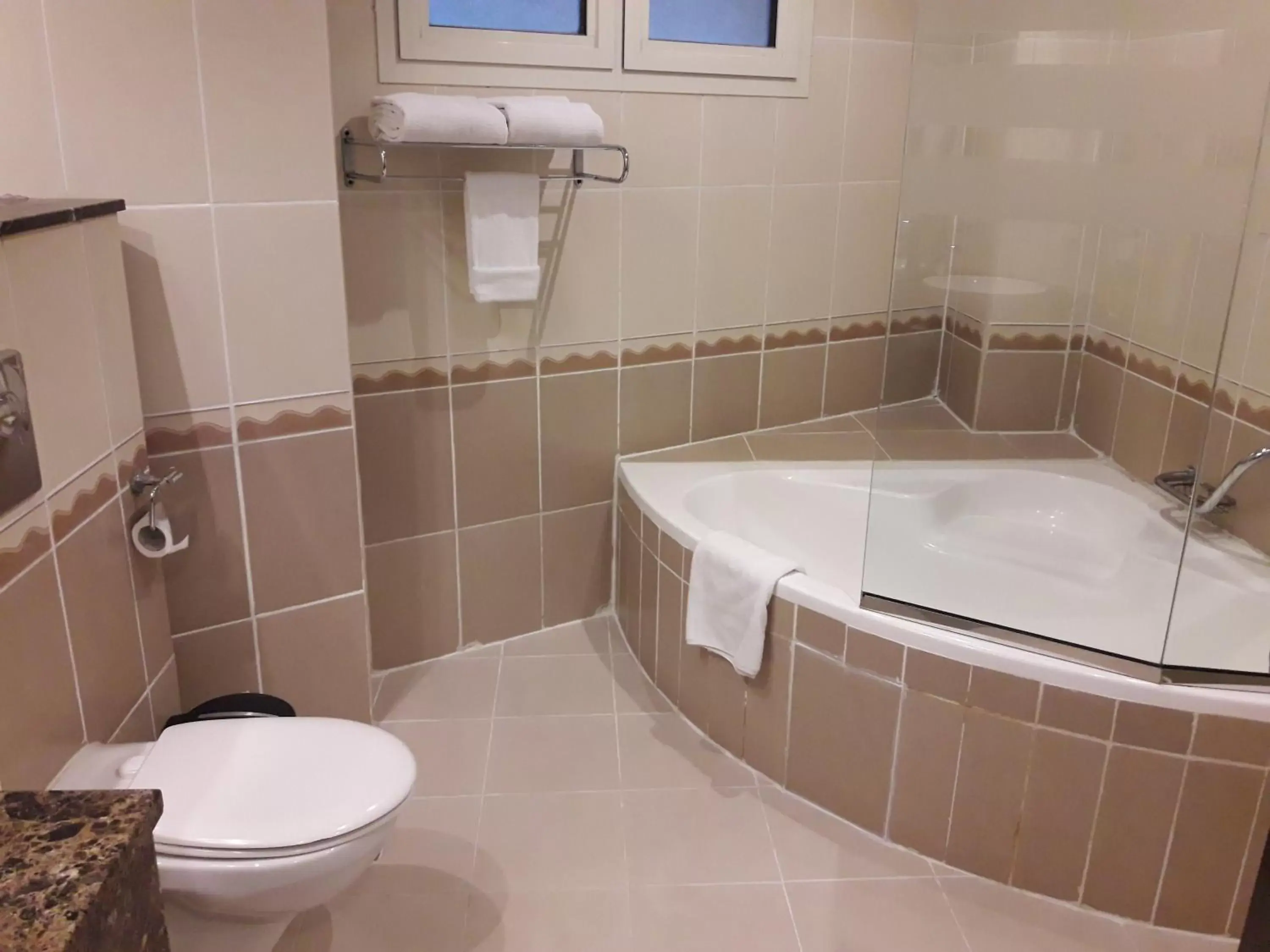 Bathroom in Landmark Riqqa Hotel