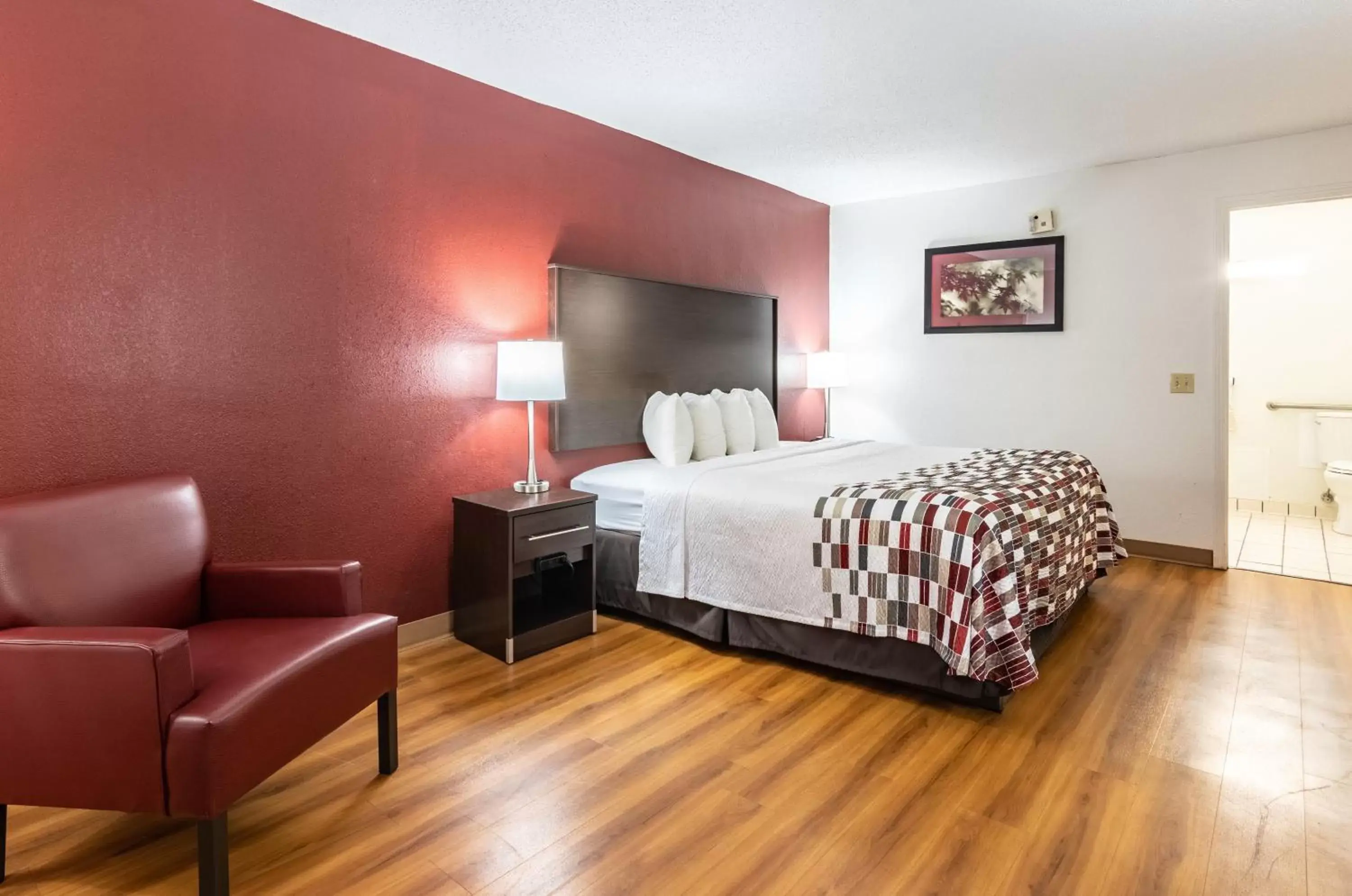 Photo of the whole room, Bed in Red Roof Inn Forsyth