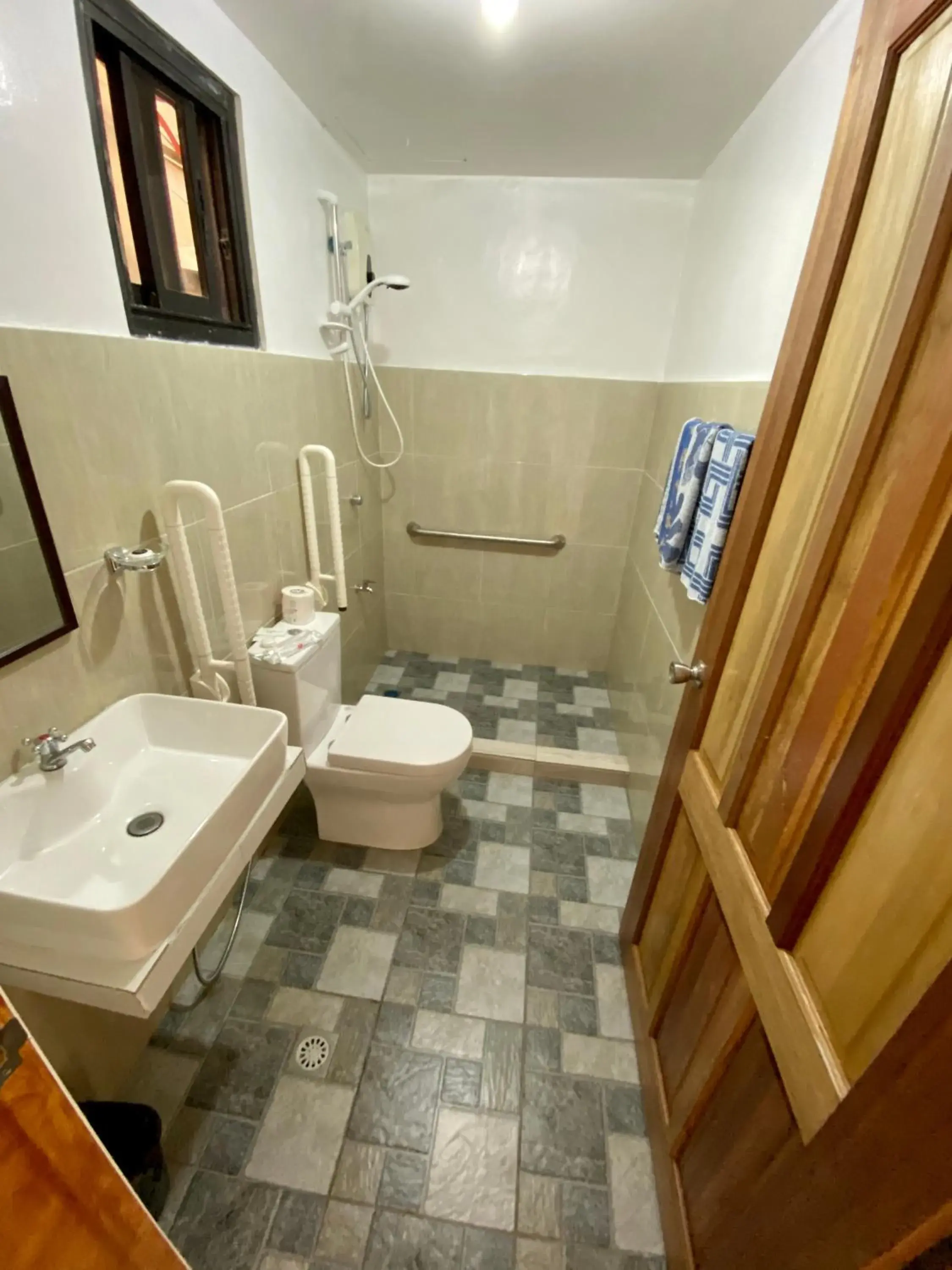 Shower, Bathroom in Marion Roos Hotel