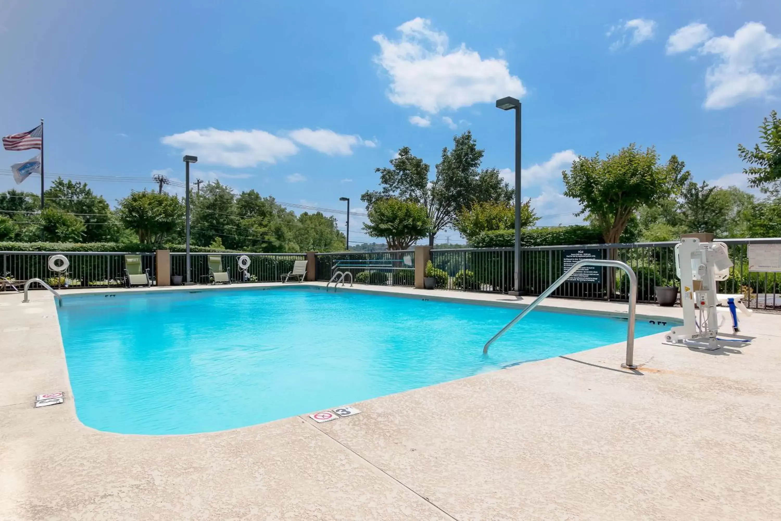 Pool view, Swimming Pool in Hampton Inn Bellevue/Nashville I-40 West