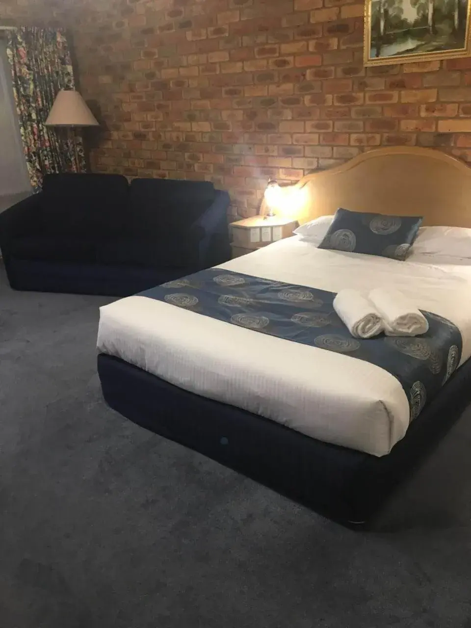 Bed in Pines Country Club Motor Inn