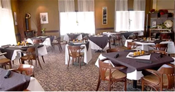 Restaurant/places to eat in Days Inn by Wyndham Renfrew Conference Centre