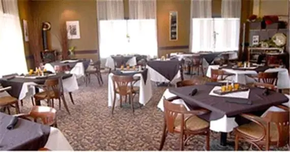 Restaurant/Places to Eat in Days Inn by Wyndham Renfrew Conference Centre