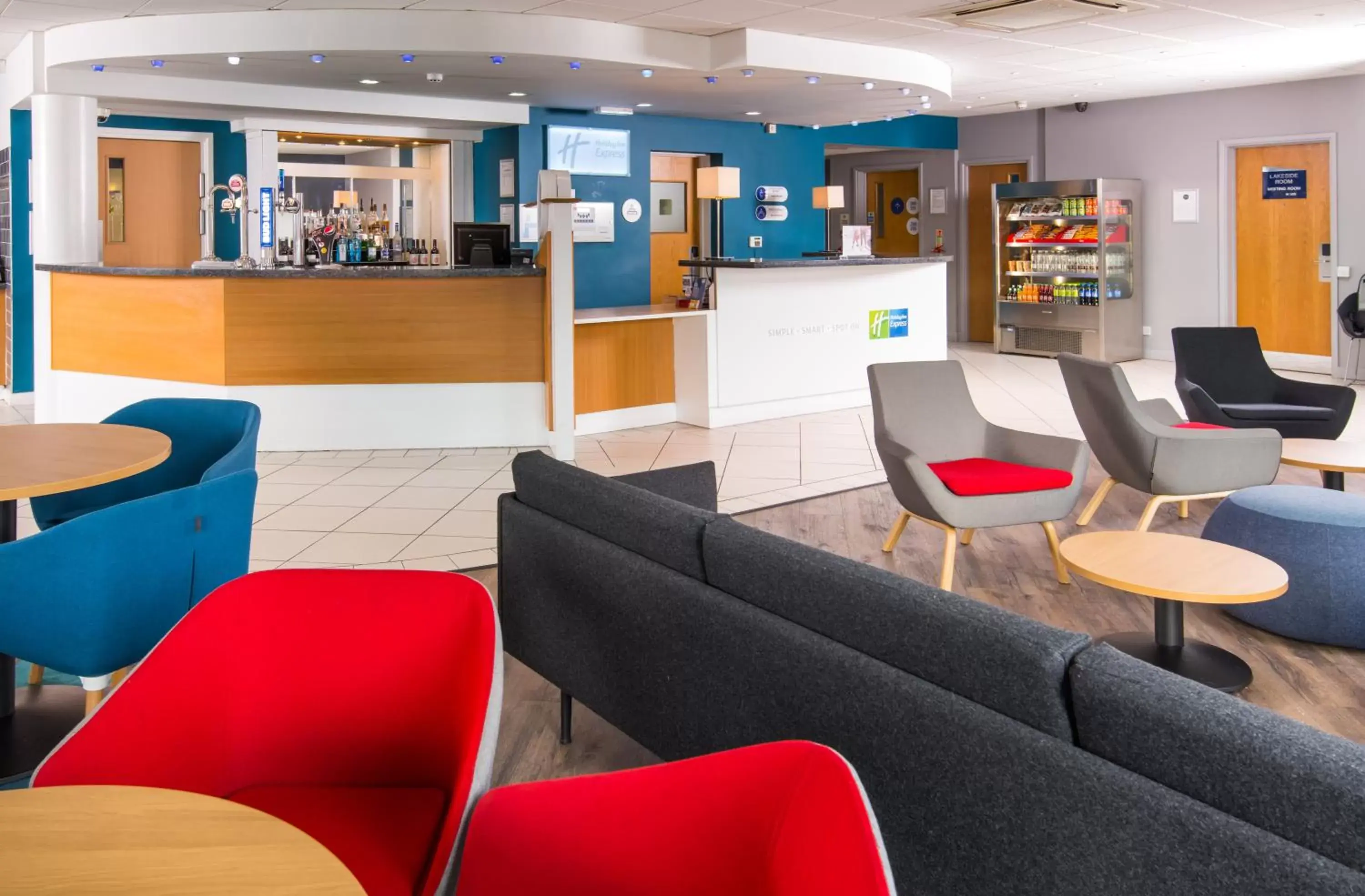 Lobby or reception, Lounge/Bar in Holiday Inn Express Manchester East, an IHG Hotel