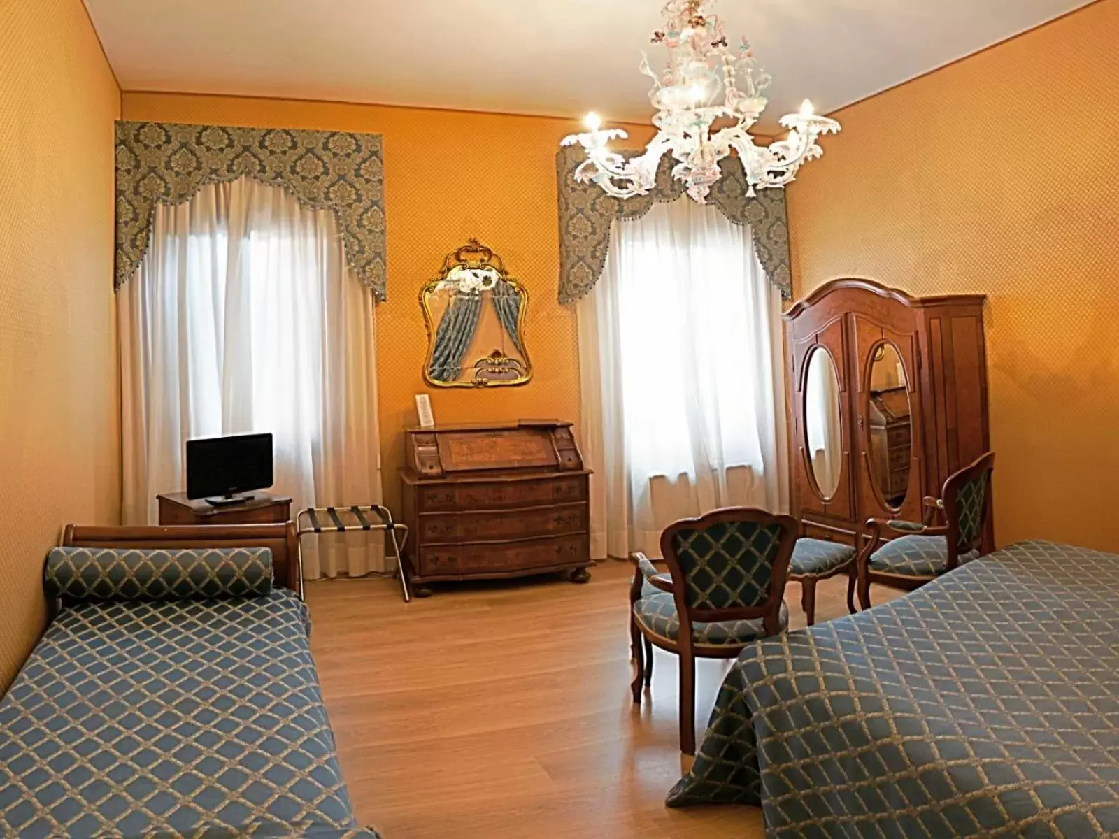 Photo of the whole room, Seating Area in Hotel Locanda Canal