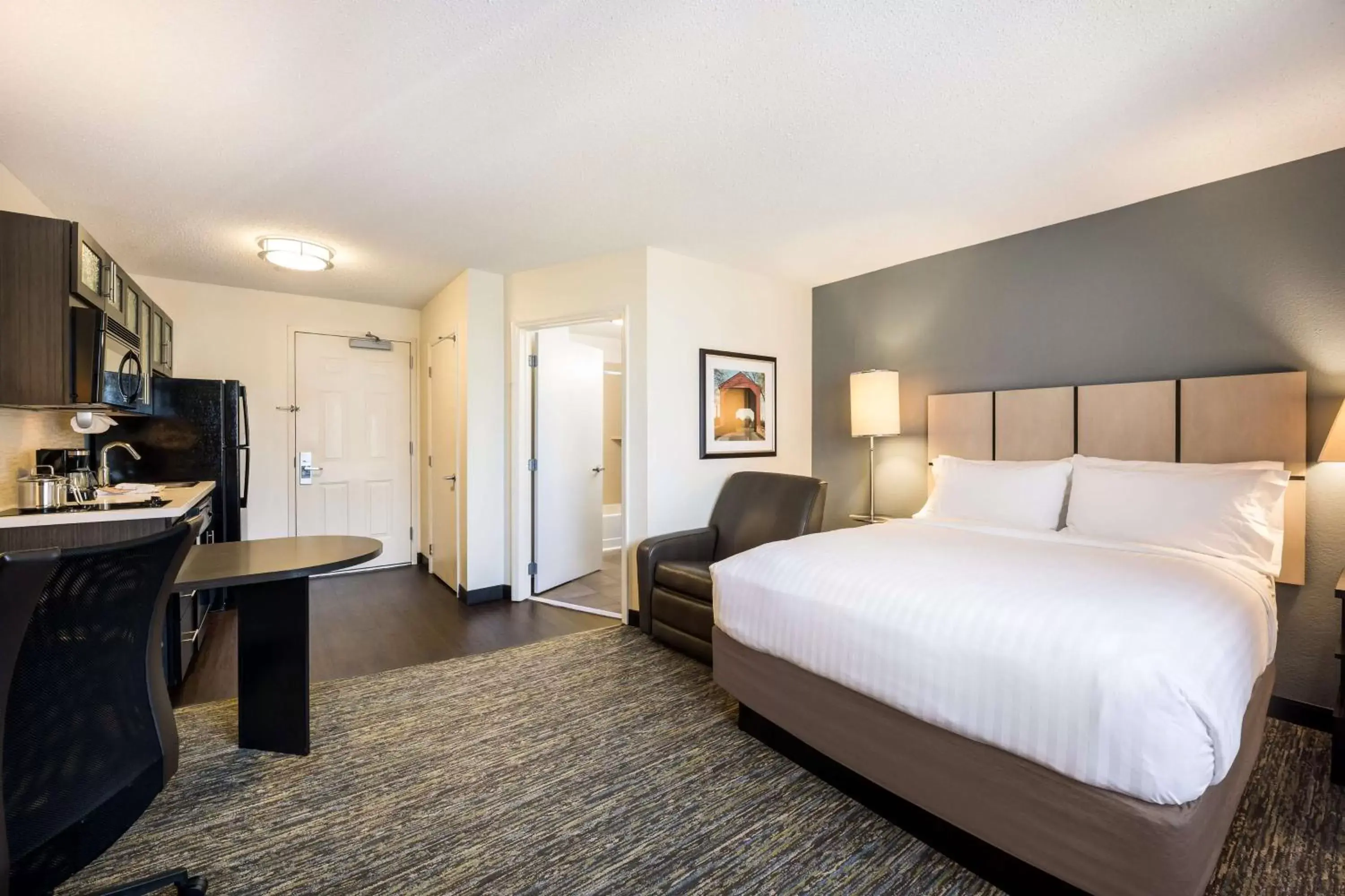 Kitchen or kitchenette, Bed in Sonesta Simply Suites Austin The Domain Area