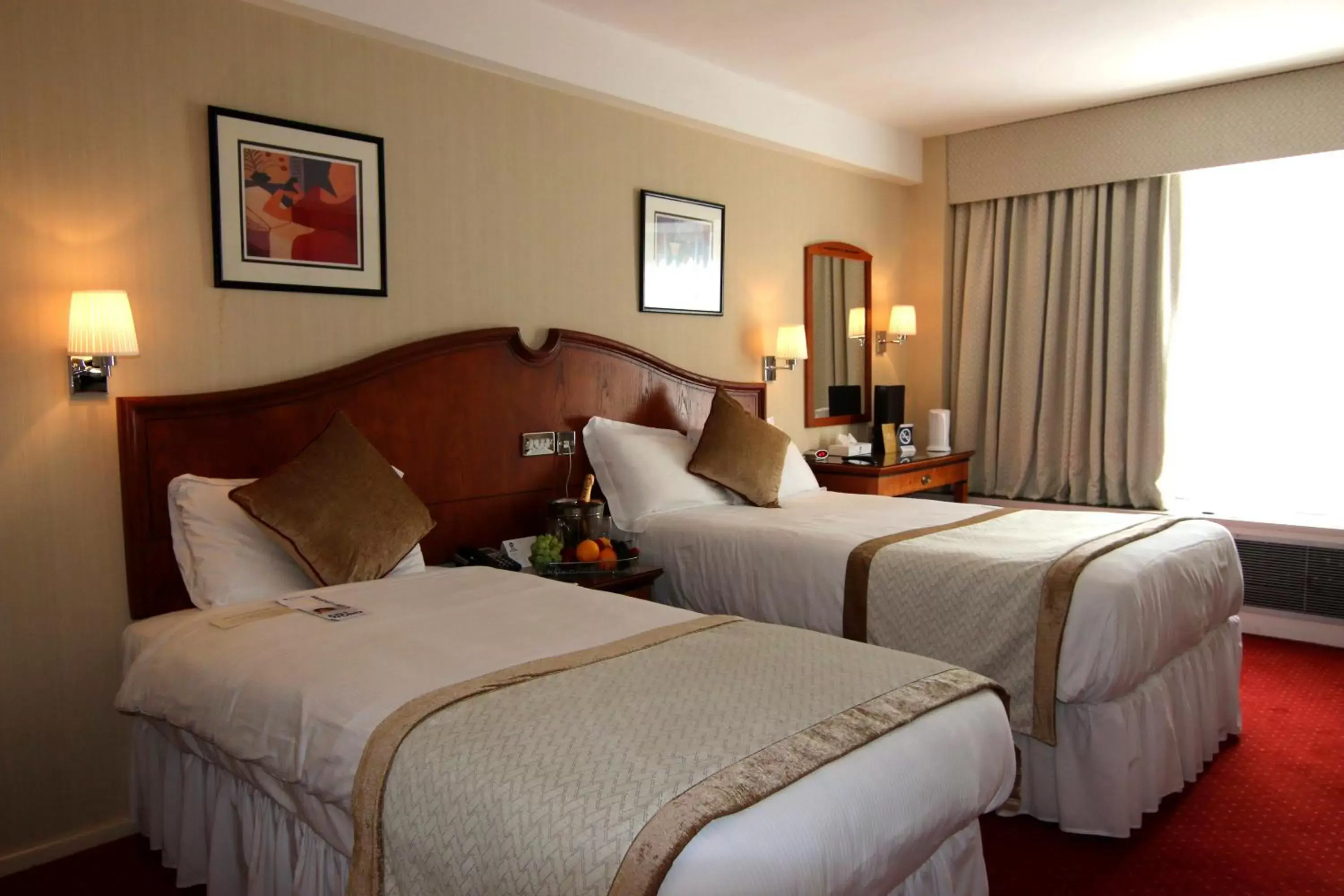 Photo of the whole room, Bed in Best Western Homestead Court Hotel