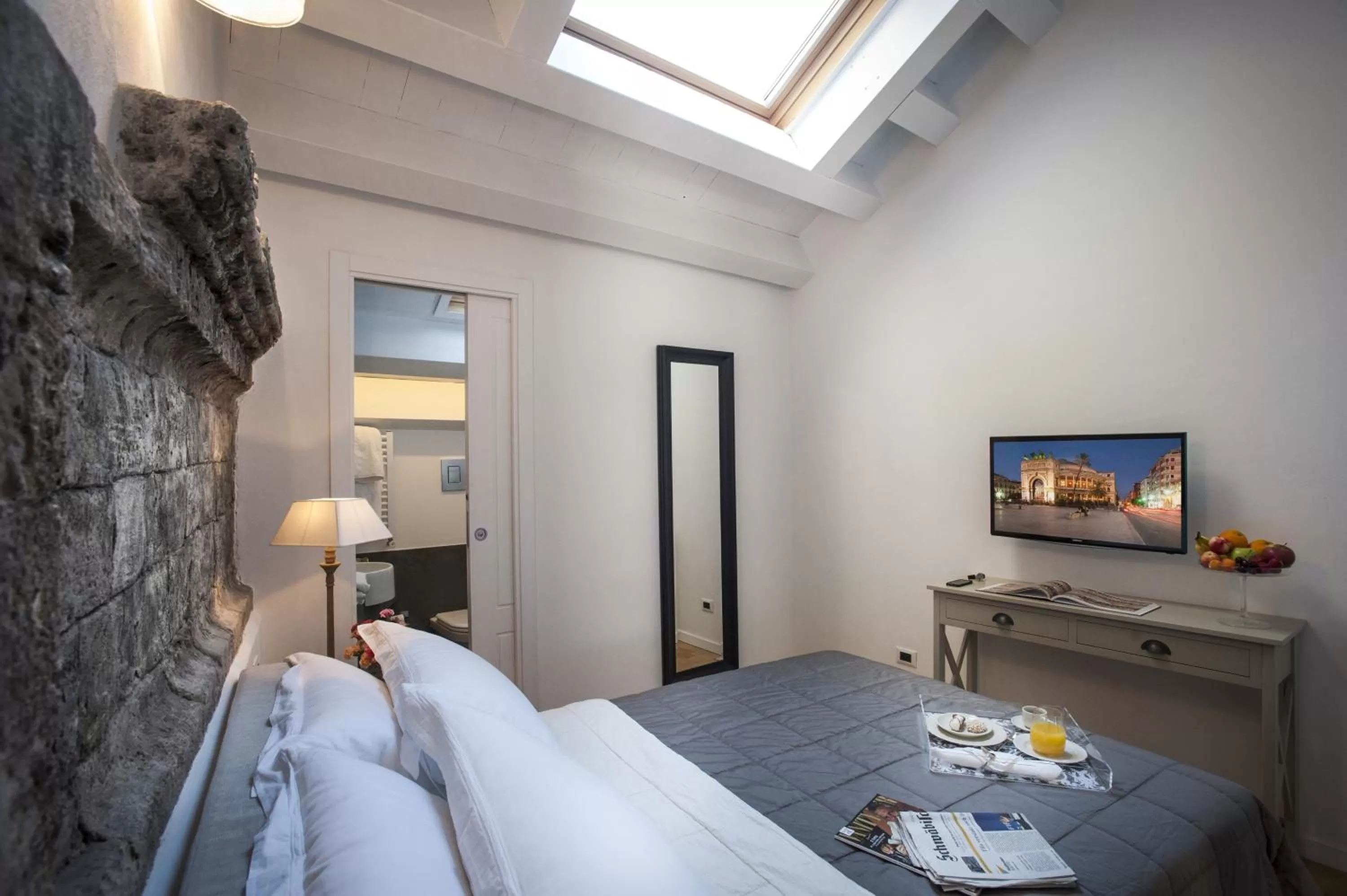 Photo of the whole room, Bed in BB 22 Palace