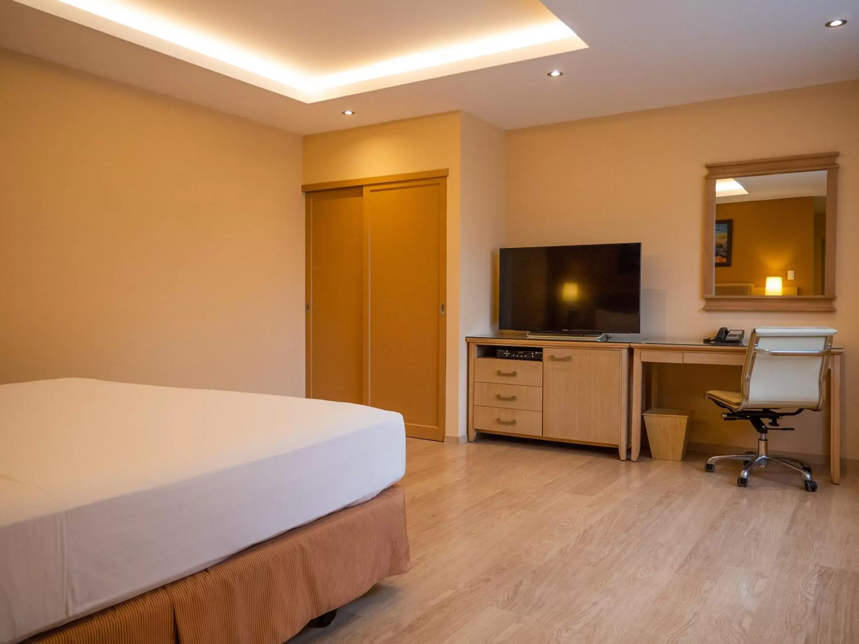 Bedroom, TV/Entertainment Center in Grand Hotel Guayaquil, Ascend Hotel Collection
