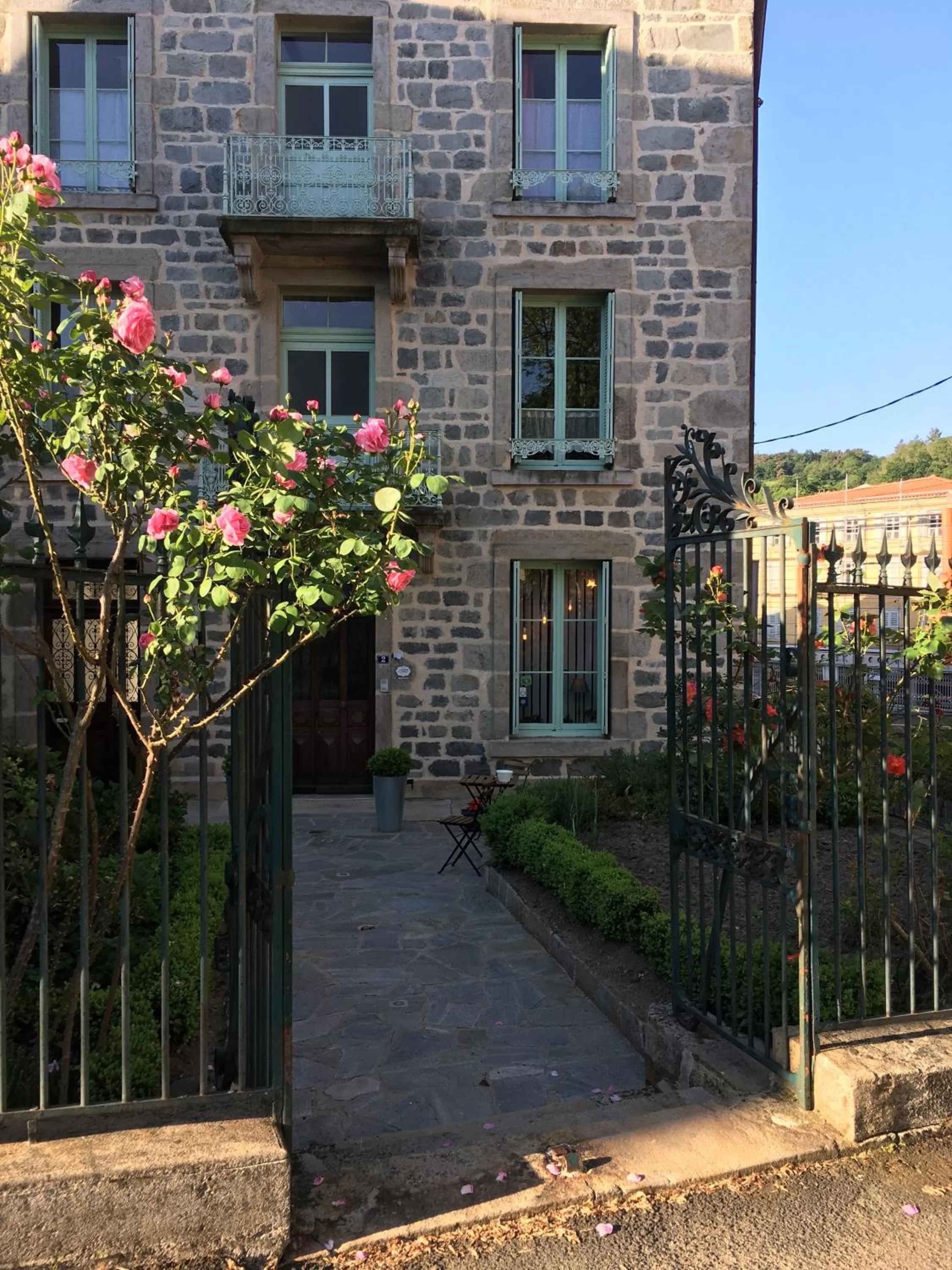 Facade/entrance, Property Building in La Maison de famille