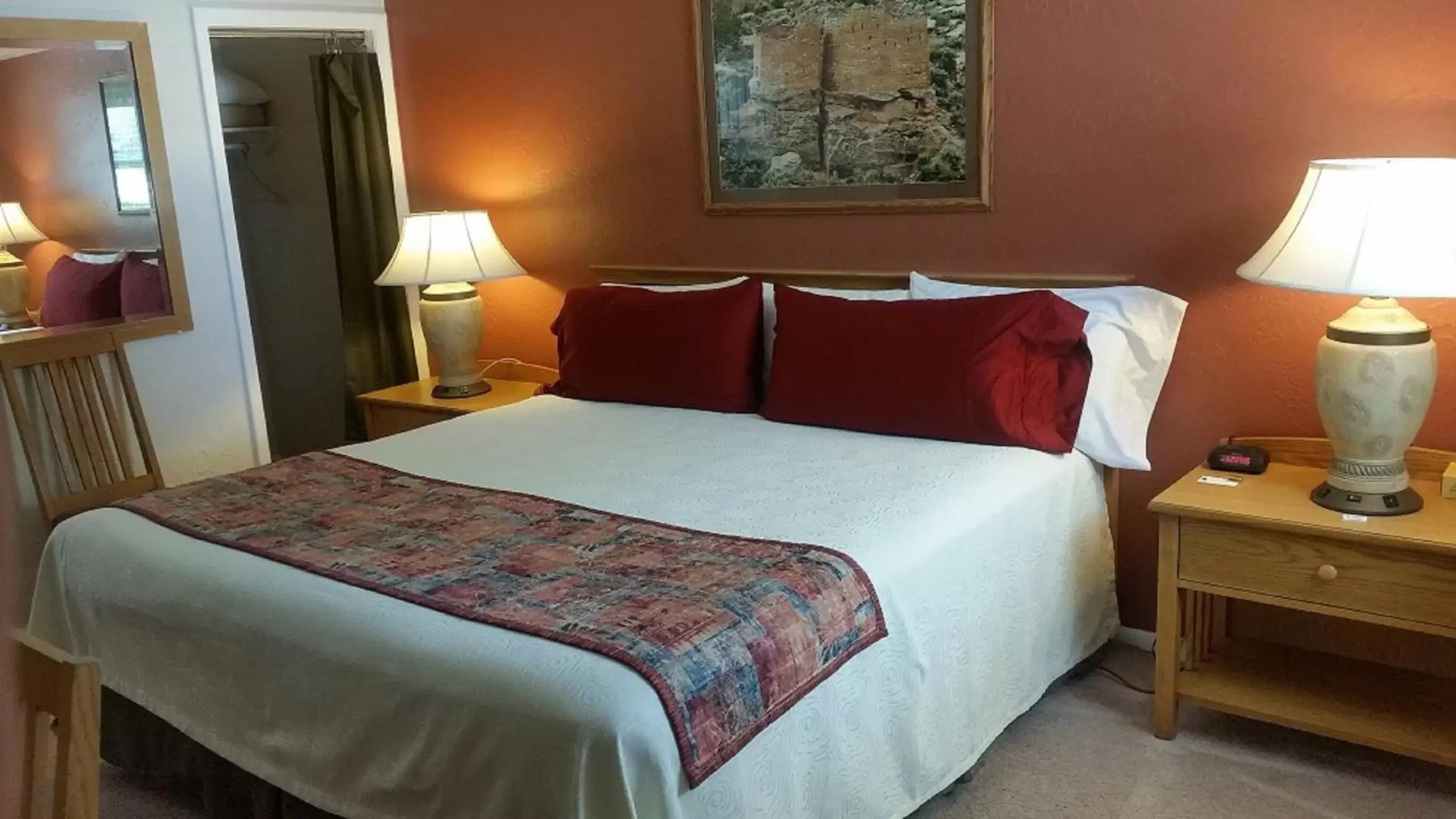 Photo of the whole room, Bed in Stone Lizard Lodge