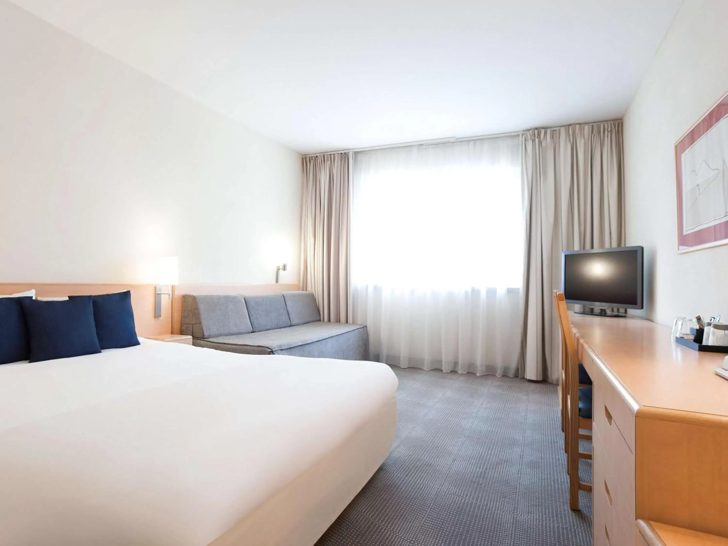 Photo of the whole room, Bed in Novotel Ieper Centrum
