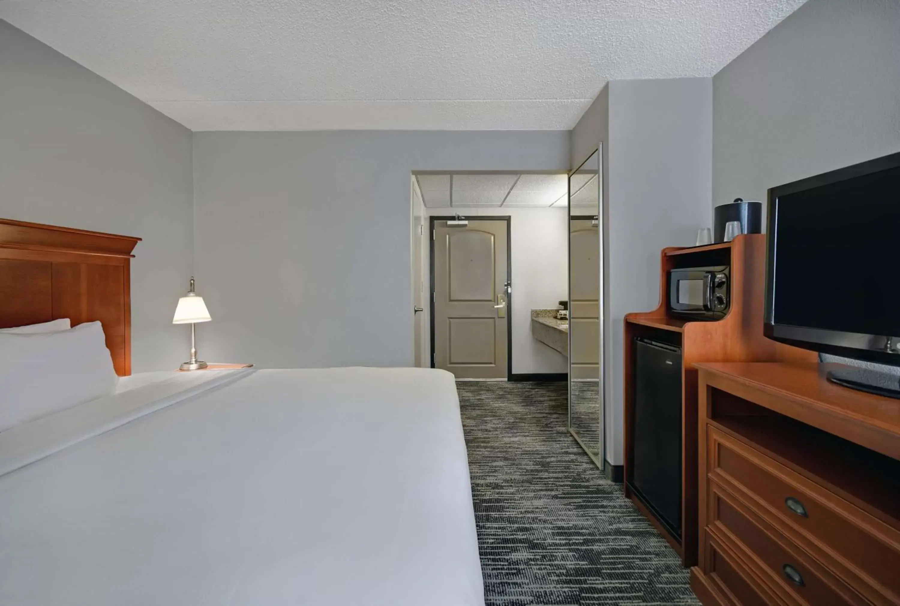 Photo of the whole room, Bed in Country Inn & Suites by Radisson, Rochester-University Area, NY