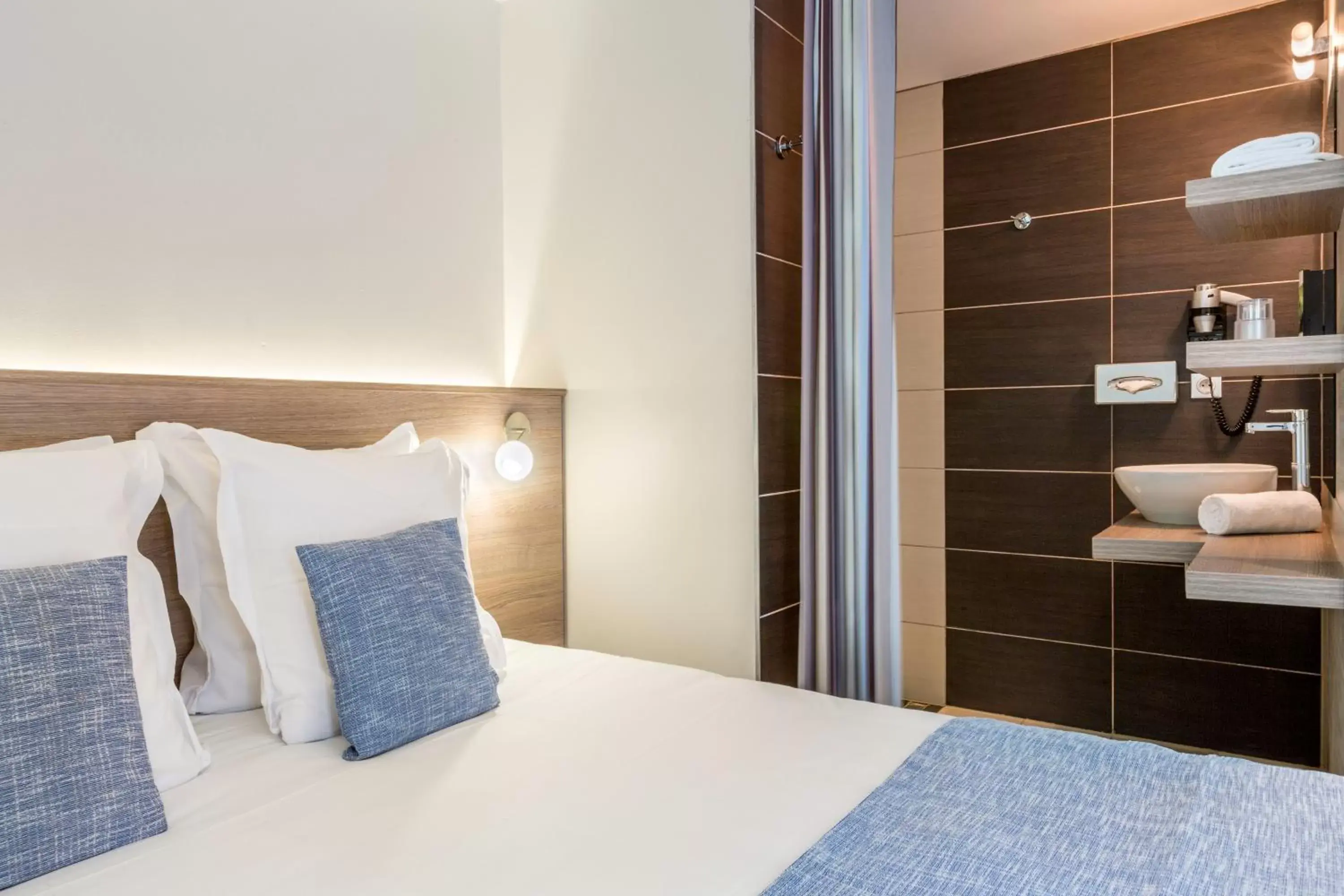 Shower, Bed in Sure Hotel by Best Western Reims Nord