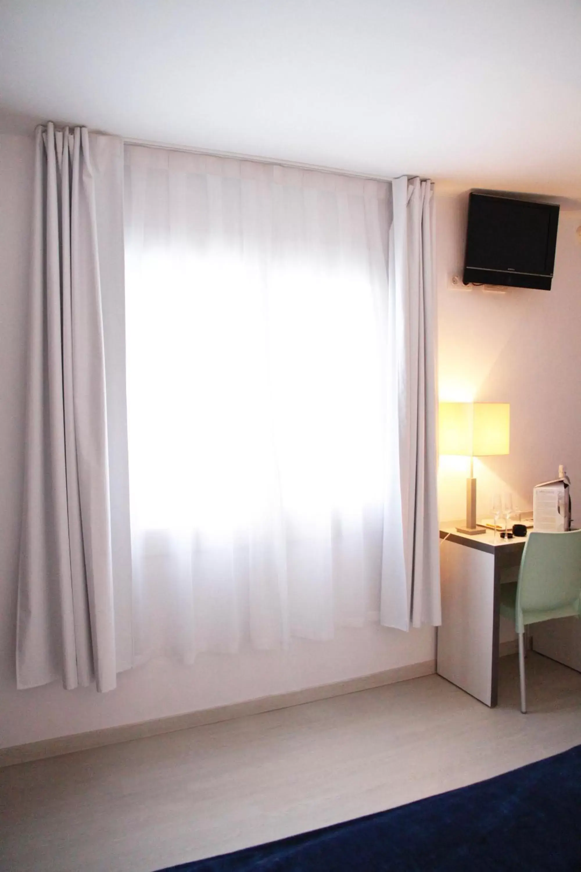 Area and facilities, TV/Entertainment Center in Parrots Sitges Hotel