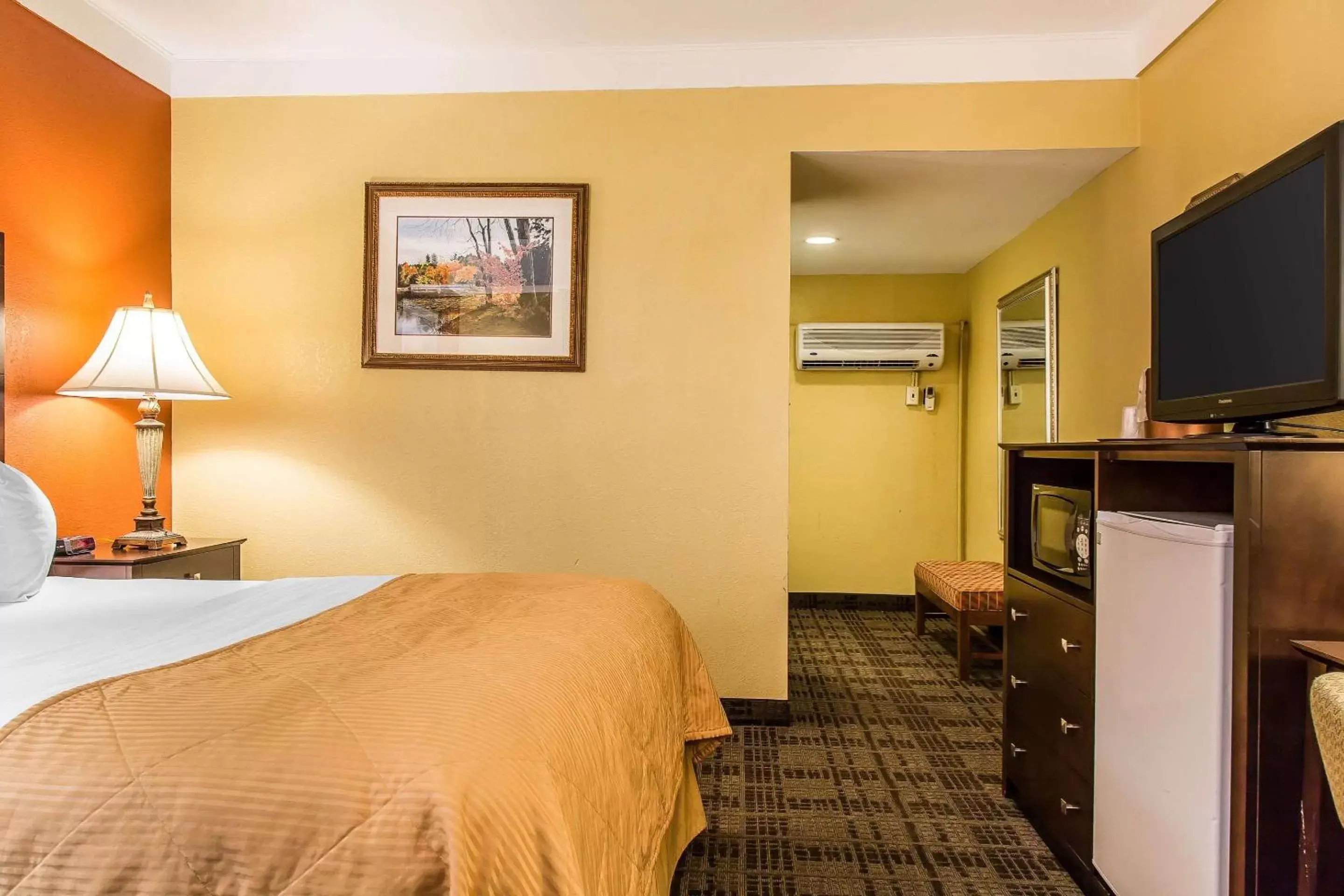 Photo of the whole room, Bed in Clarion Hotel & Suites Hamden - New Haven