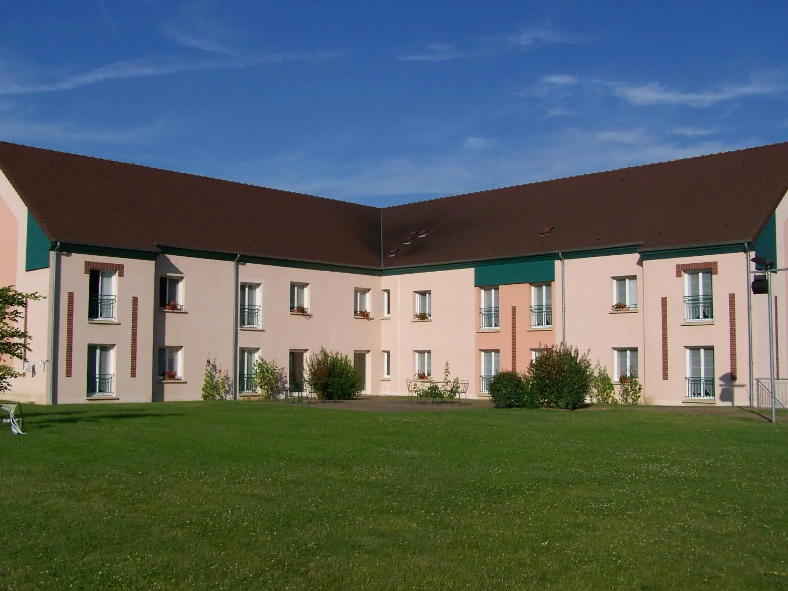 Facade/entrance, Property Building in Brit Hotel Du Perche