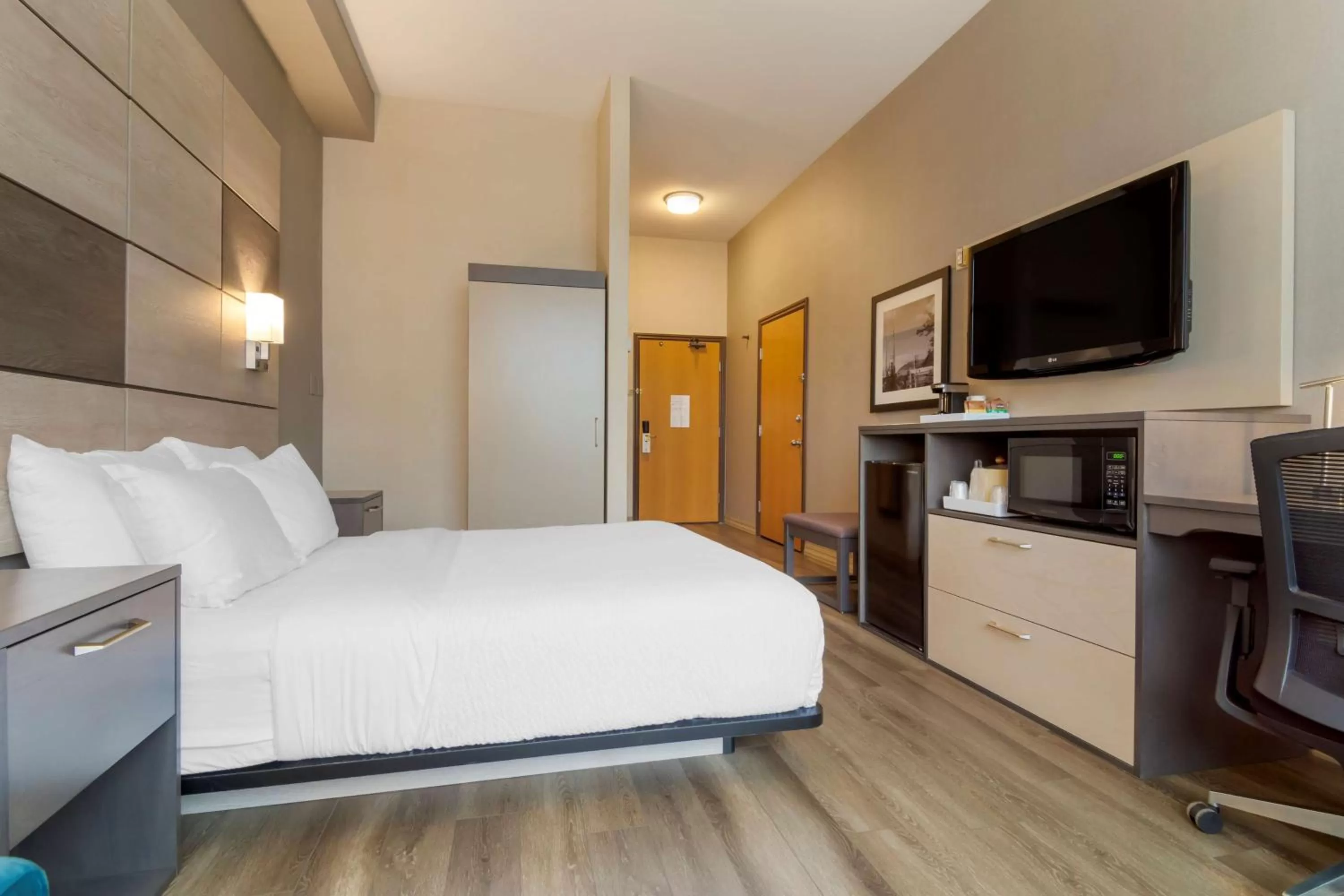 Bedroom, Bed in Best Western Premier Aberdeen Kamloops
