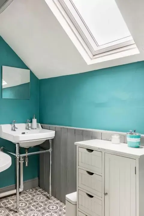 Bathroom in Tŷ Selah, Rugby Ave, Neath