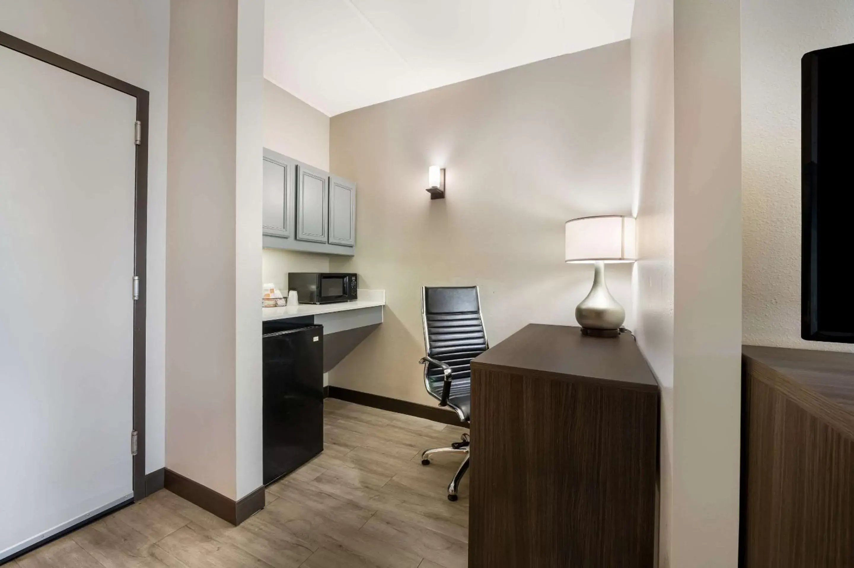 Bedroom, Kitchen/Kitchenette in Comfort Suites Northlake