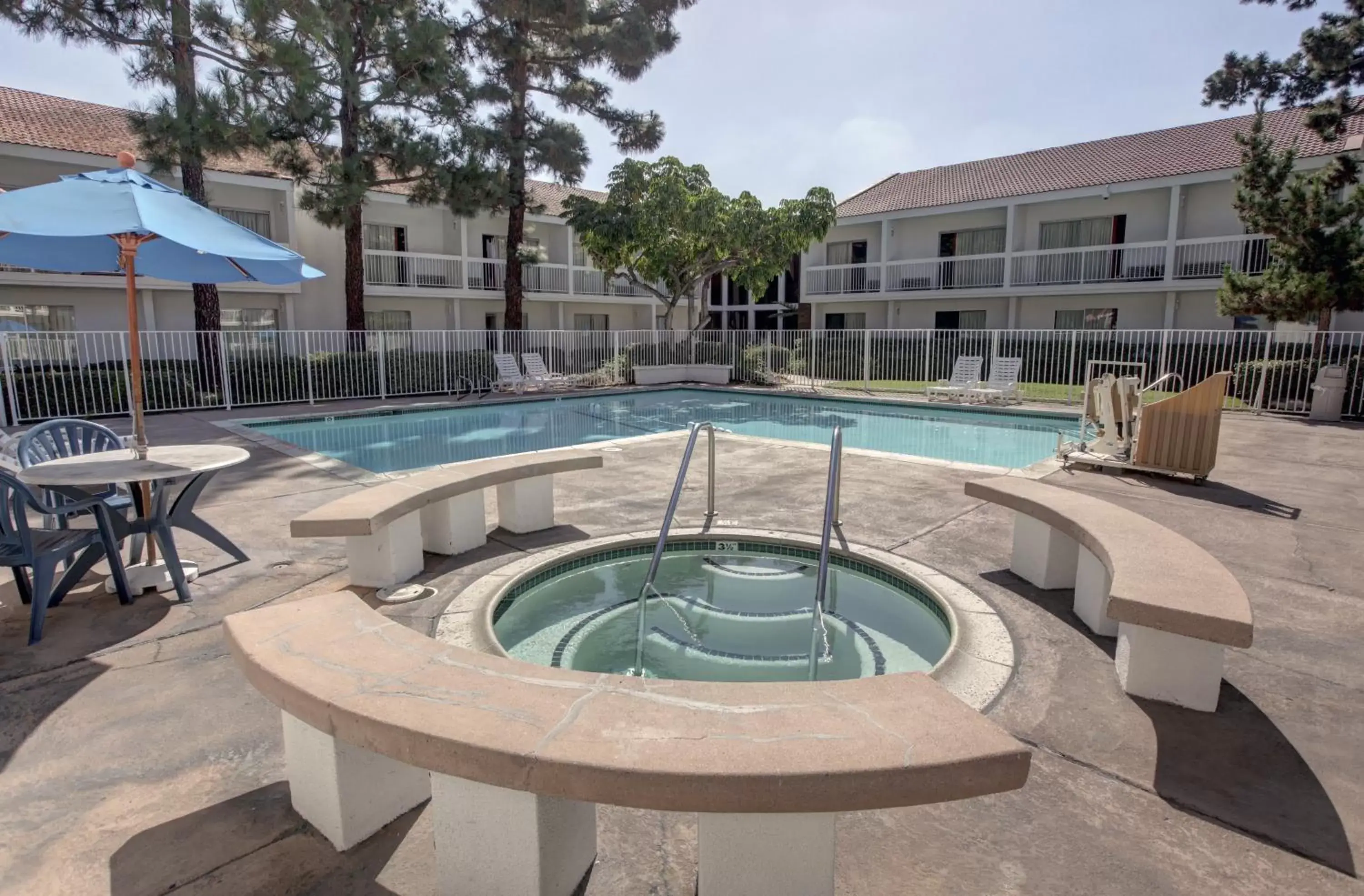 Facade/entrance, Swimming Pool in Motel 6-Santa Ana, CA - Irvine - Orange County Airport