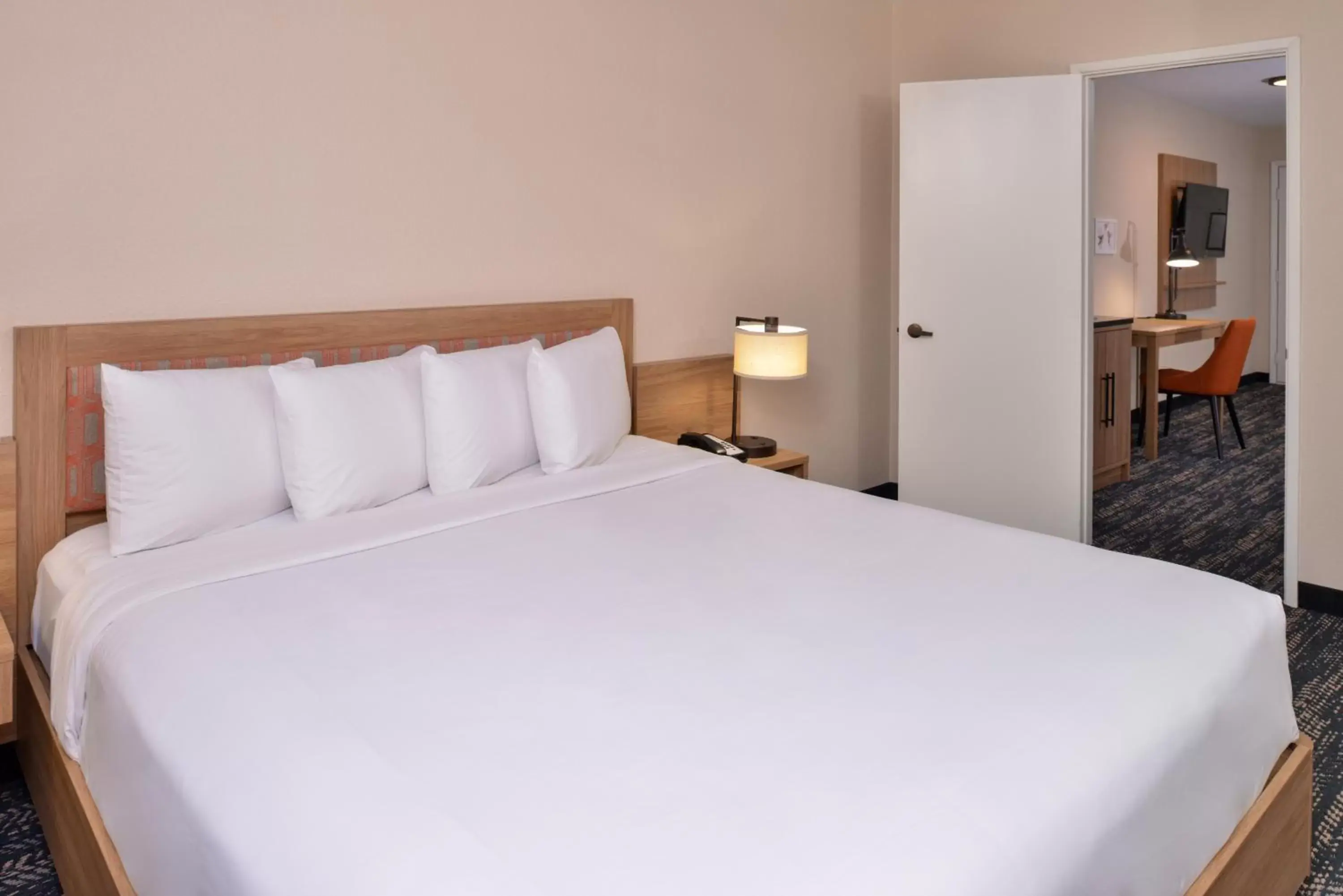 Bed in La Fuente Inn & Suites