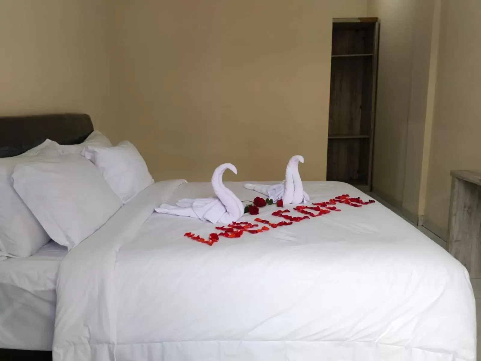 Bed in THE LAVIANA HOTEL Bed in THE LAVIANA HOTEL