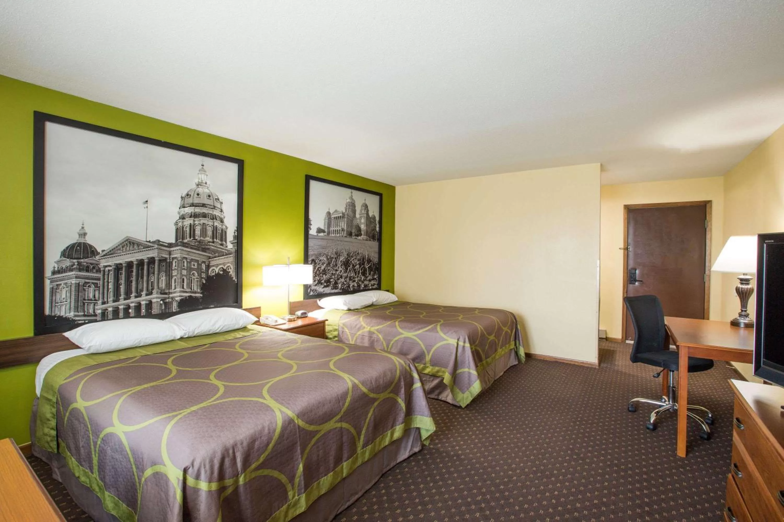 Photo of the whole room, Bed in Super 8 by Wyndham Williams